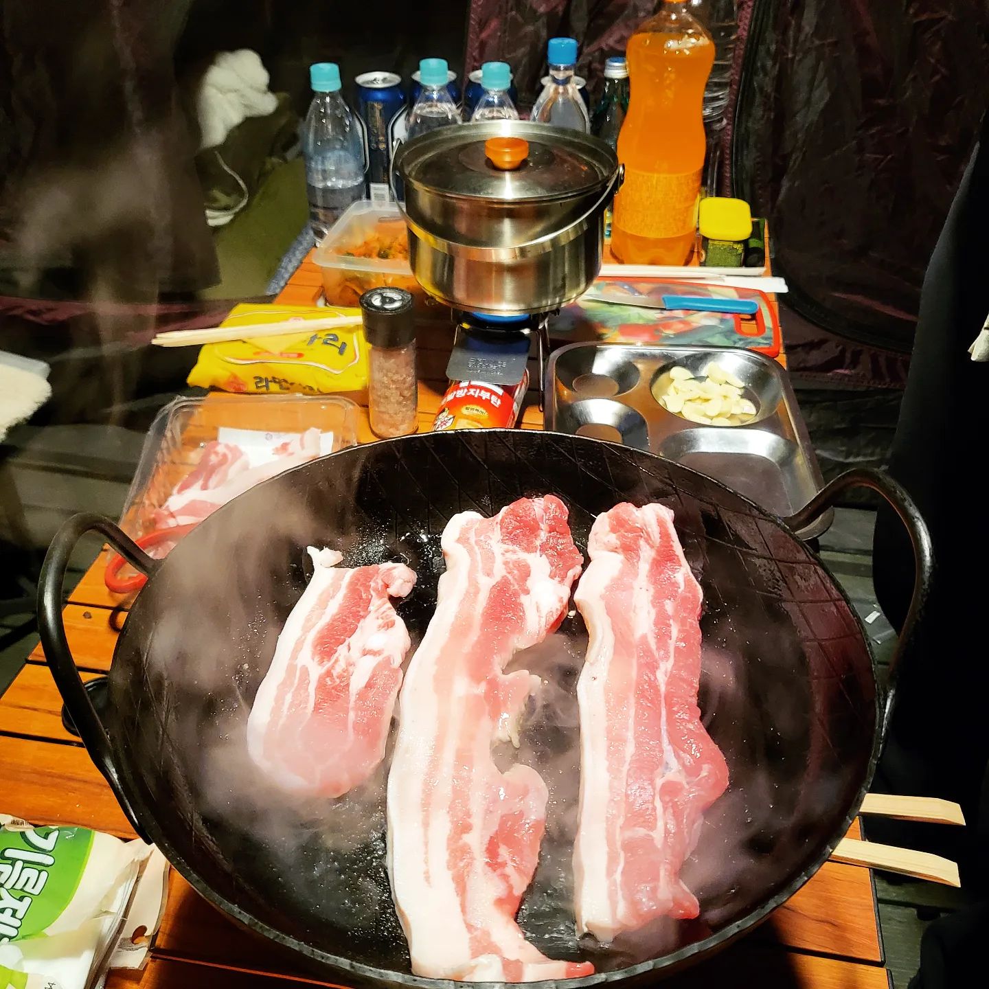 첫 날.

오랜만에 함께 나온 동계캠핑
캠린이들과 함께한 명절 전 여행이라
더 신나고 재밌었던 2박 3일
올해엔 좋은 일만 가득하길🤑

#동계캠핑❄️ #수동시온캠핑장 #겨을캠핑 #캠린이⛺️ #노스피크텐트 #rover #로버 #캠핑음식 #캠핑스타그램 #삼겹살은진리
