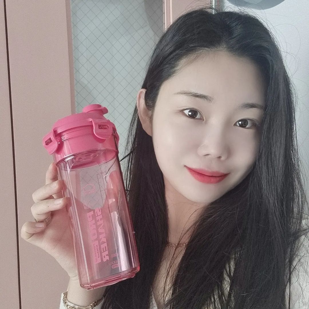 𝕐𝕠𝕟𝕒❣︎’s Instagram photo: “#협찬 완전 내가 좋아하는 핑크색 쉐이커보틀🙂 트라이탄 소재라 완전 튼튼하고 가벼워서 휴대하기 너무 간편해요 :) 뚜껑도 유연한 소재라 열고 닫기