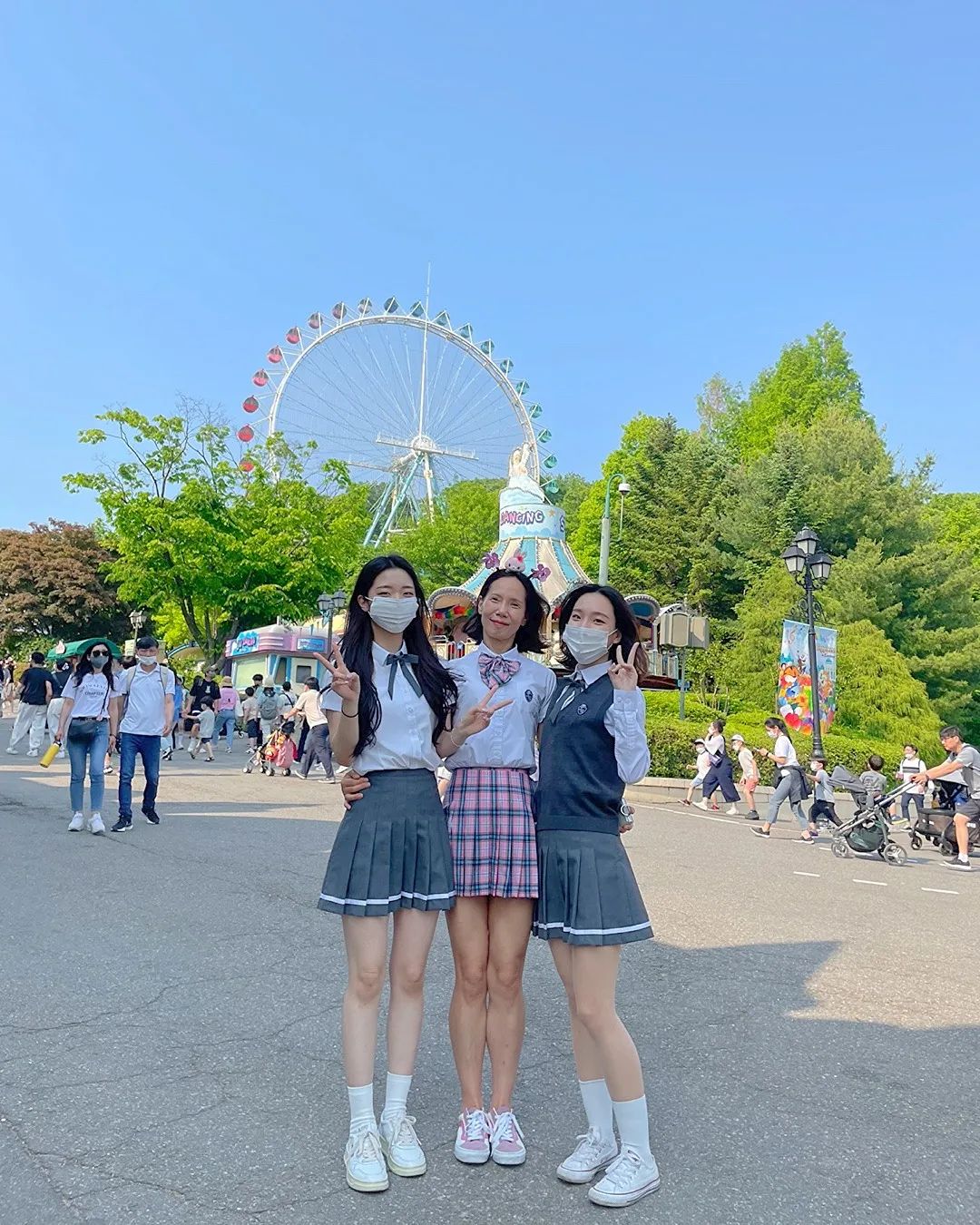 에버랜드 첫번째 이야기💛
jiwon_166cm eunaho3o

지난 주말 엄마랑 동생이랑 함께  #교복입고에버랜드 에 다녀왔어요!!

엄마 학창시절때 잠시 교복 자율화여서 교복을 안입어보셨다해서 이번을 기회로 함께 다녀왔습니당💕

소녀감성 울마미 교복입고 완전 신나심 (∩˃o˂∩)♡

엄마는 핑크색 저랑 동생은 회색 교복을 입어봤어요 ! 동생이랑 학교같이 다닌적은 없어서 같이 입어보긴 처음인데 재밌네요 원래 친구같지만 더친구같음 ;;

1시 쯤 가서 거의 10시에 나왔어요 완전 알차게 놀다왔네용 사파리,아마존,바이킹, 로데오 타고왔어요! 유아동반 가족분들이 많아서 놀이기구 줄은 생각보다 적었던것 같아요 😀 

가족들과 오랜만에 근처 나들이 너무 재밌는 시간을 보내고 왔어요 행복한 주말 😍 💕💕💕

#감성교복이벤트
------------------------------------------------

교복대여정보 🔍
#감성교복 gamsunggyobok_everland
🤍 비용 : 에버랜드 감성교복 패키지(자유이용권+교복) 5.6만원
🤍 위치 : 에버랜드 입장 전 좌측 끝
교복 대여 후 입장해야합니다 !!
🤍 이용시간 : 10:00~10:00
🤍 보증금 인당 만원 현금 지참
앞에 atm기기 있어요! 토스출금하면 수수료 공짜 😊