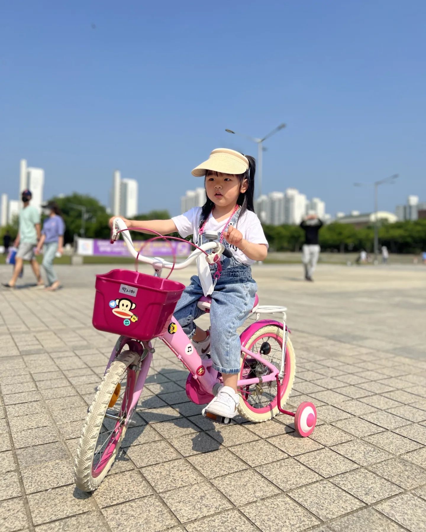 #기록용#220522
.
2년만에 중앙공원 분수대 오픈‼️
실컷 놀다 추우면 따끈한 바닥에 누워 몸녹이면서 
하루종일 놀기ㅋㅋ
엄빠는 체력방전😱
.
#주말나들이#중앙공원#분수대#에너자이저
