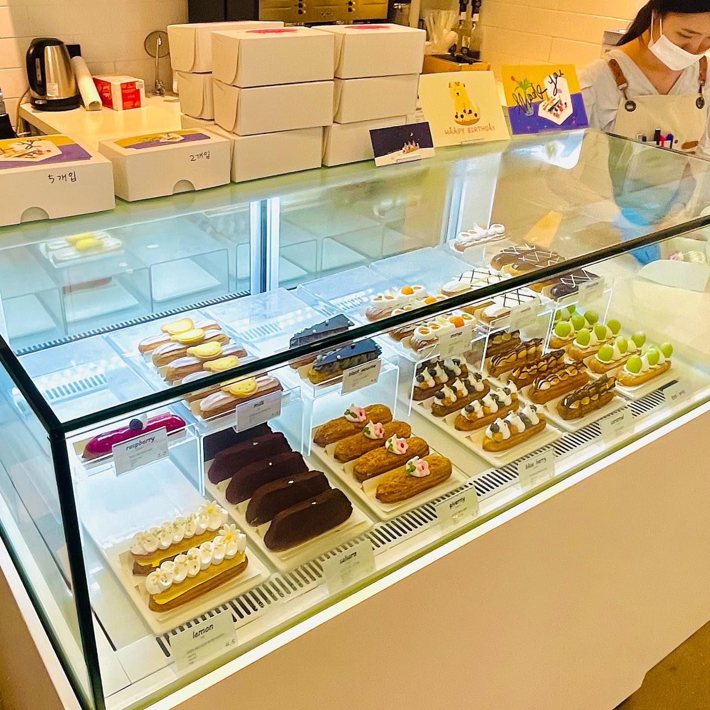 #협찬 

파주 야당역 디저트 맛집🧁 “몬에끌레어”

프랑스 디저트 요리인 에끌레어🥖
몬은 ‘나의’, 에끌레어는 ‘번개’라는 뜻으로⚡️
‘매우 맛있어서 번개처럼 빨리 먹는다’라는 의미라고 하네요🤩
야당역 바로 맞은편 건물 1층에 위치해 있어요🏢
카페 인테리어가 너무 이쁘고~ 포장시 엽서도 챙겨줘요🌅🌉

포장은 5개입, 2개입 상자 박스가 있고~🎁🎁
5개입 박스엔 에끌레어랑 강아지 2가지 버전 엽서가 있어요🐶
에끌레어 종류는 청포도, 카라멜, 블루베리, 지베르니, 사하라,
레몬, 초콜릿, 바닐라, 망고, 흑임자, 우유, 라즈베리 있어요❤️
음료는 차, 커피, 라떼 3가지 있고~ 디저트랑 잘 어울려요👍🏻👍🏻

포장해온 2개입 박스 엽서는 책갈피로 쓰기에도 좋을거 같아요!
시그니처 에끌레어 메뉴인 지베르니랑 레몬을 먹었는데🍋
모양이 고급스러우면서 맛은 달고 너무 맛있었어요😍🥰😘
골라먹는 재미가 있고~🥳 앞으로 단골카페가 될 것 같아요☕️
친구네집 놀러갈때 선물용으로도 정말 좋을것 같아용🛍🎁💌

🏷 경기 파주시 소리천로8번길 46 몬에끌레어
⏰ 매일 11:00~21:00
📞 070-8691-1443

#몬에끌레어 #야당역카페 #야당역디저트 #야당역커피 #야당역맛집 #야당동맛집 #야당동카페 #야당동디저트 #야당동감성카페 #야당동디저트카페 #야당역맛집 #야당역카페 #야당역디저트 #야당역디저트맛집 #야당역디저트카페 #야당동디저트맛집