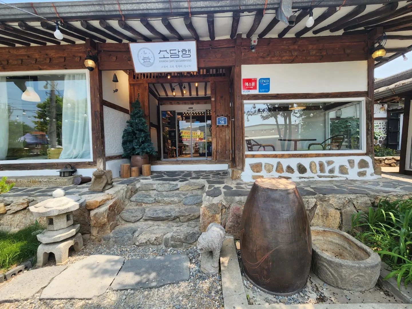 #안산카페추천 
#안산한옥카페

한옥과 현대식이 공존하는 곳 
떡과 크로플 그리고 커피 음료와
전통차가 함께 판매하는 곳 
맛과 분위기를 모두 잡은 소담행 
나이 상관없이 모두 좋아할만 한 곳

👉 차가 없으면 오기 다소 어려움 
  주차공간은 적당한 편 
👉 가격은 비싼건 비싸고 적당한 건 
  적당한 애매한 가격(?)
👉 하지만 맛도 있고 분위기도 있어서 
  괜찮다고 생각하는 가격 
👉아메리카노는 다소 산미가 있음 

더 자세한 리뷰는 프로필 링크 클릭 후 소담행 검색