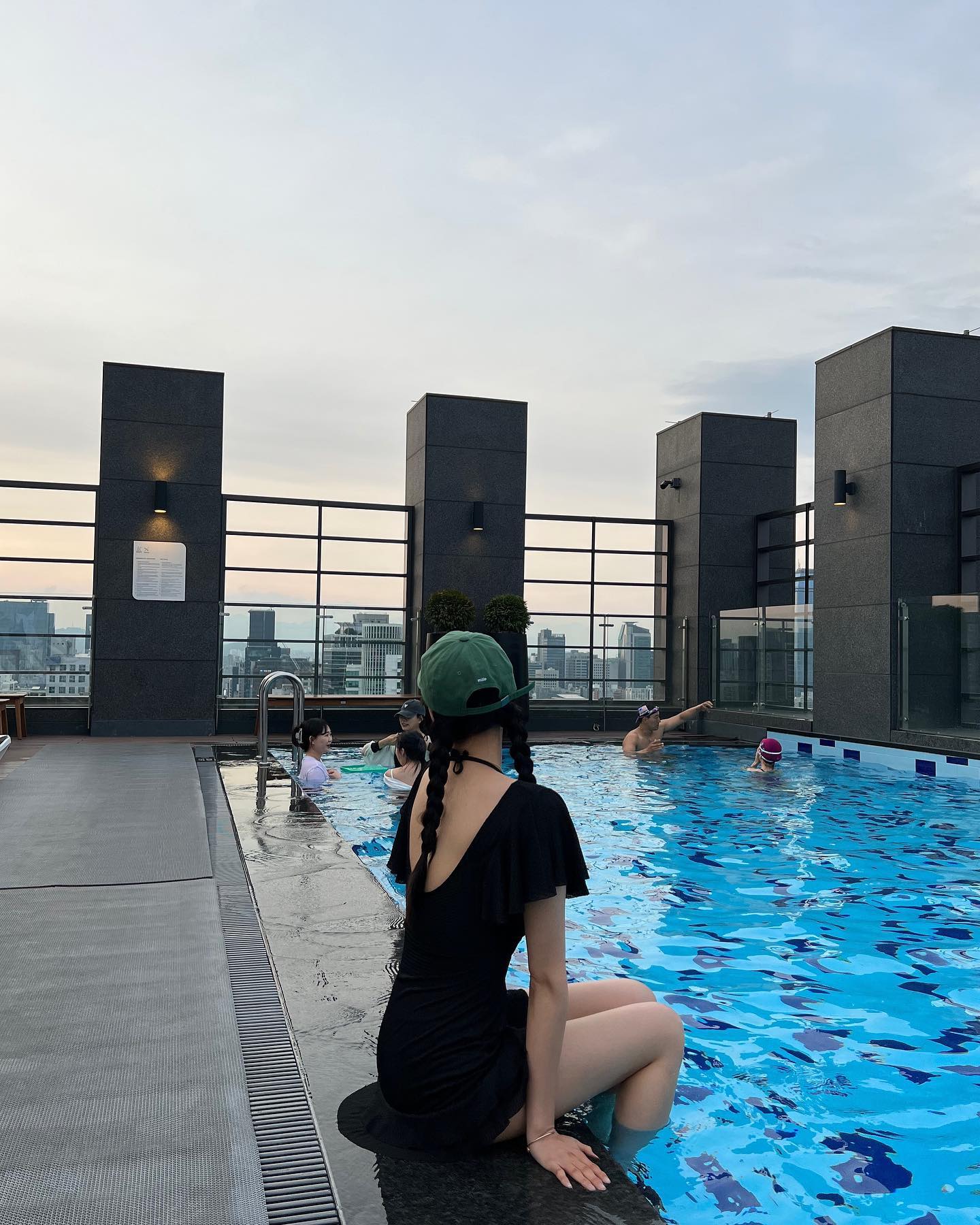 어퓨 어푸 어푸푸 🏊🏻‍♀️💙
수영은 못해도 즐거워
-
-
#수영장 #수영복 #selca #selfie #daily #dailylook #ootd