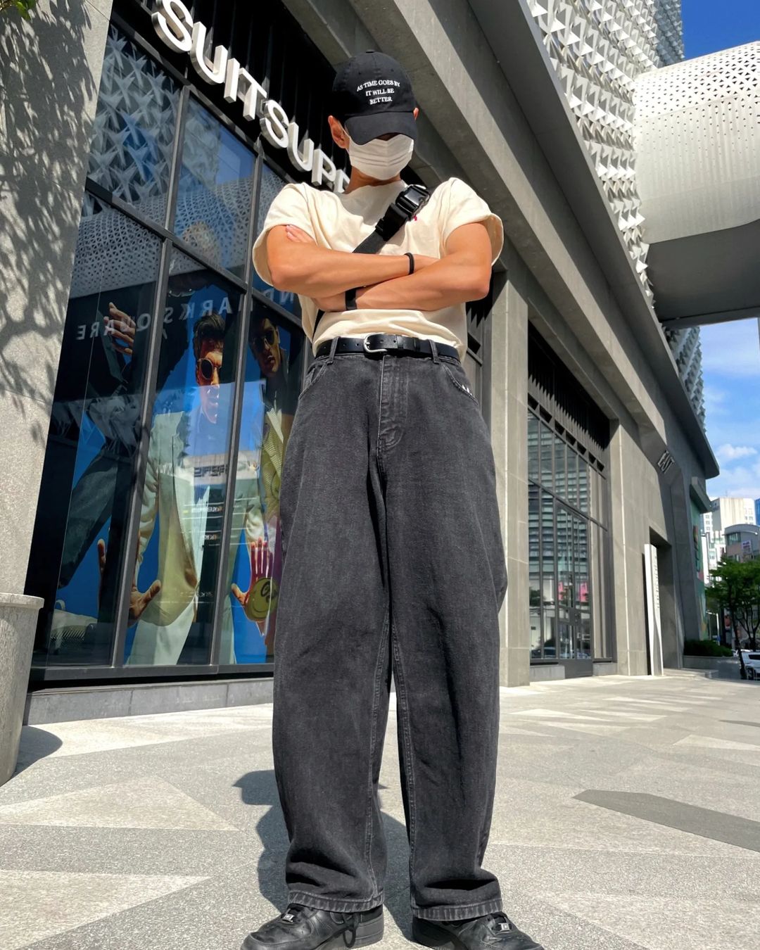𝙆𝙮𝙤 𝙃𝙤𝙣𝙜 | 교홍 🇰🇷 on Instagram: “사실 이 날 너무 더웠어..ㅎ 그냥 벗고 다닐까..?👀 . . .#광고 #롸잇히어#right_here#righthere#쇼핑몰추천 #벨트추천 #벨트코디 #남자쇼핑몰”
