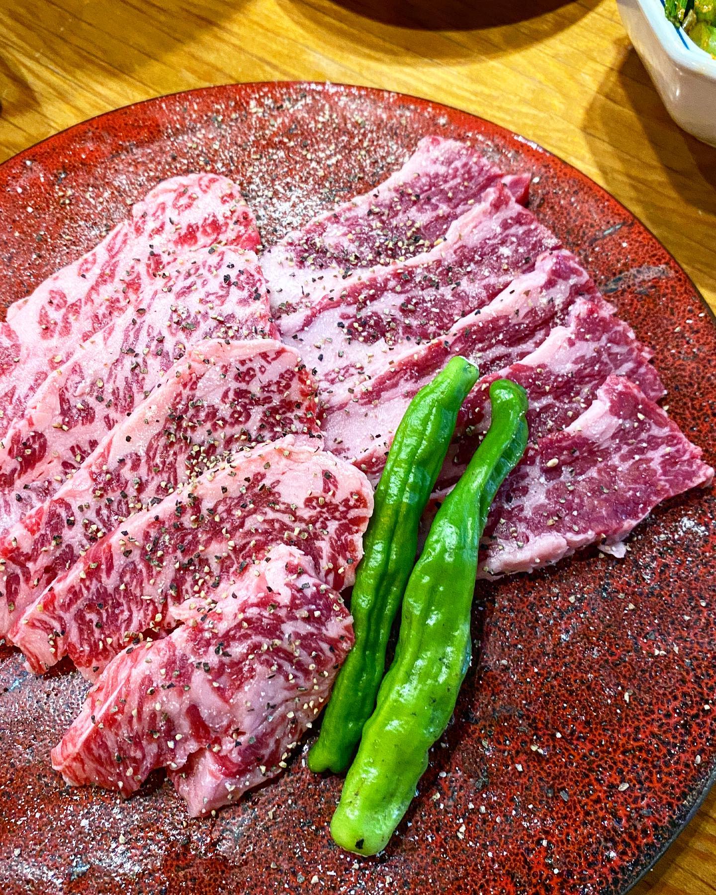 #협찬 [야키니쿠규]
넘나 오랜만입니다🙌🙌🙌
소고기 특수부위가 가득한 야키니쿠 맛집!
평소에 등심 안심은 많이 먹으니까 이날은 좀 특별한 부위가 먹고 싶더라구요😇

✔️와규살치살(34000), ✔️한우 특상 우설(30000) 주문했는데 살치살 강추‼️ 마블링 예술로 들어가있는만큼 정말 부드럽고 육즙 폭발🔥 우설은 특유의 향이 있어서 호불호가 갈릴 수 있겠지만, 레몬즙+간장소스 푹 찍어서 먹으면 아삭하고 쫄깃하니 한번쯤은 맛봐야할 부위

소고기 우동 나베는 뭔가 너무 배부를 것 같아서 주문할까말까 고민하다가 하프 사이즈로도 된다길래 바로 주문했어요! 일식 나베다보니 당연히 짭쪼롬할 줄 알았는데 의외로 슴슴한 국물이라 안주보다는 식사로 더 좋겠다, 싶었고. 면이 탱글탱글하니 특이해서 잘 불지도 않고 매력적😳

회식하는 테이블이 있어서 이날은 너무 시끄러웠지만..ㅠ 분위기도 어둑하니 괜찮고 서비스도 친절해서 👍

yakiniku_gyu 

#야키니쿠규 #가로수길맛집 #신사맛집 #신사역맛집 #가로수길소고기 #신사역소고기 #신사소고기 #신사역고기집 #가로수길고기집 #가로수길핫플 #서울야키니쿠 #야키니쿠규 #스토리앤체험단 #스토리앤