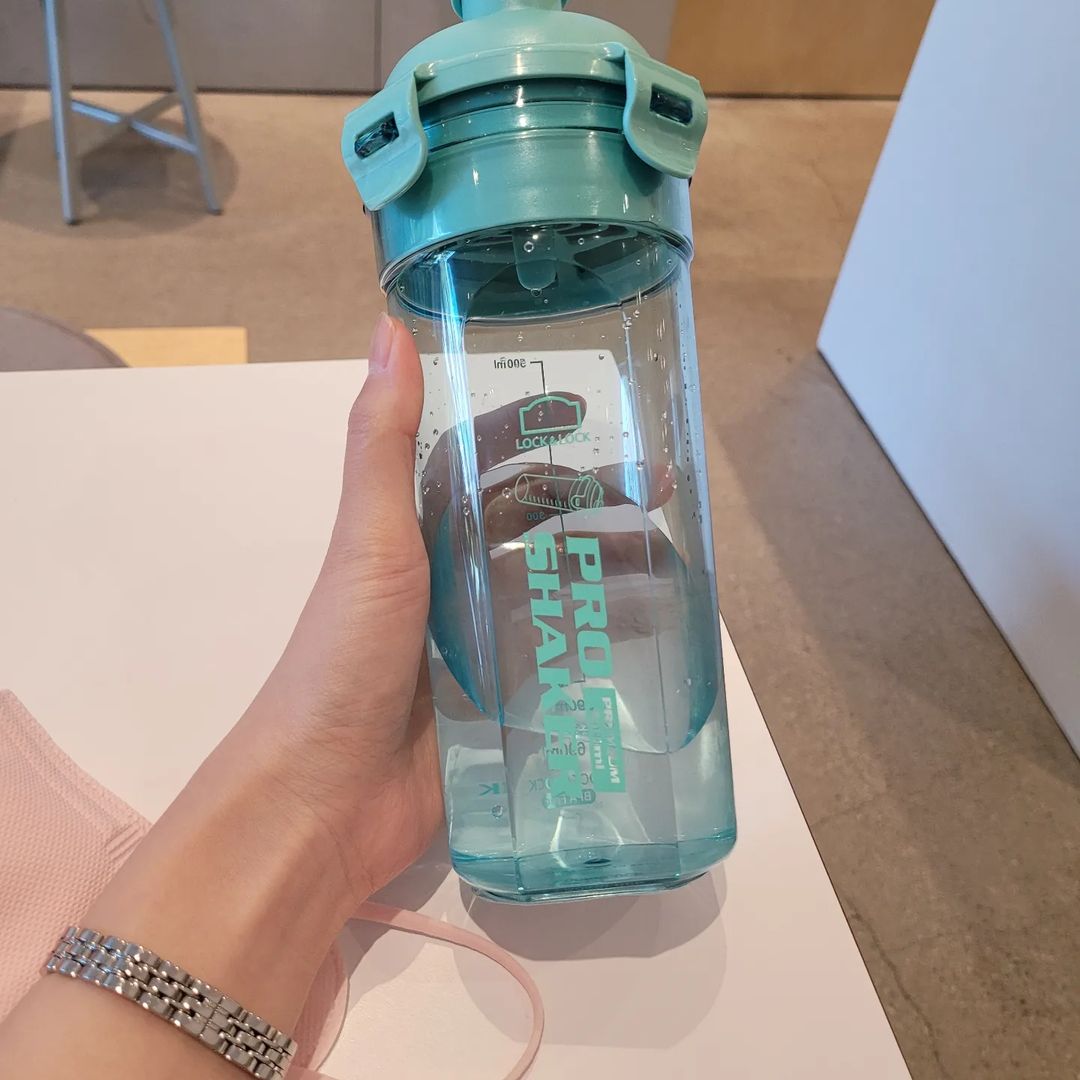 imha🌹 on Instagram: “물먹고 다니는 습관 만들기 !!💪 락앤락 프로쉐이커 트라이탄 보틀, 휴대용으로 갖고 다니기 좋은 쉐이커보틀, 안에 전용믹서도 있어 블렌딩도 잘되고 밀폐도 Good인듯!