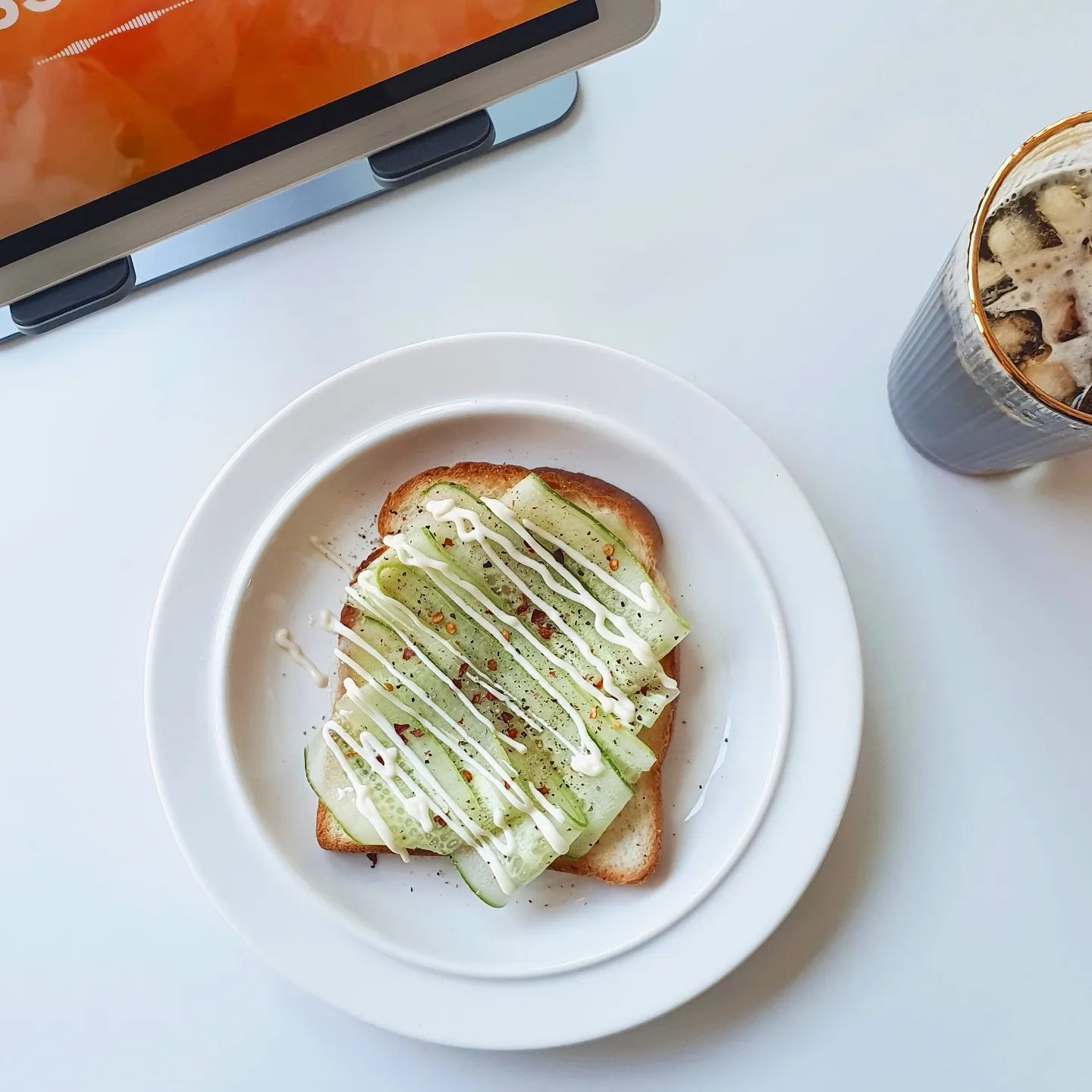 요즘 오이가 너무 맛있는거 같아요 🥒⁣
⁣
식빵 살짝 구운 뒤 슬라이스 한 오이 올리고⁣
페퍼론치노, 통후추 갈아주고, 마요네즈로⁣
고소함을 더해주었어요 ☺️⁣
⁣
든든하면서도 입이 텁텁하지 않고 ⁣
시원촉촉한게 바람 솔솔 들어오는 거실에서⁣
먹기 너무 좋았어요 💕⁣
⁣
오늘은 시니가 9시 등교- 방과후- 운동해서 ⁣
6시 하교하는 날😍☺️⁣
목요일은 기상 할 때 부터 좋아요 ㅋㅋㅋㅋ⁣
왜때문에.. 아무것도 안했는데 벌써 4시인거됴...⁣
⁣
⁣