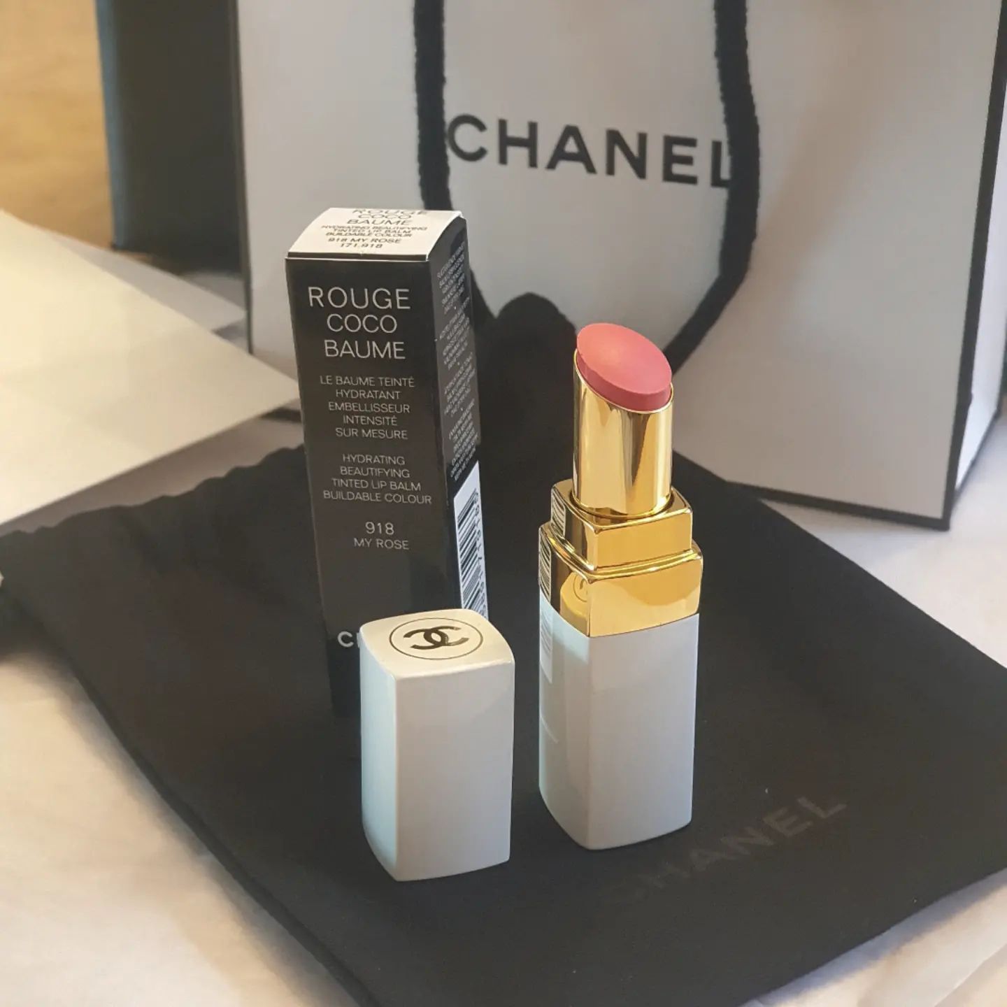 -
선물 받고
색고르는데 한참 걸렸다
흐흑
.
여쿨뮤트에게 맞는
립 찾기 미션👄
.
밤 형태라 색이
아주 진하게 덮어지는 건
아니라서 그나마 다행!