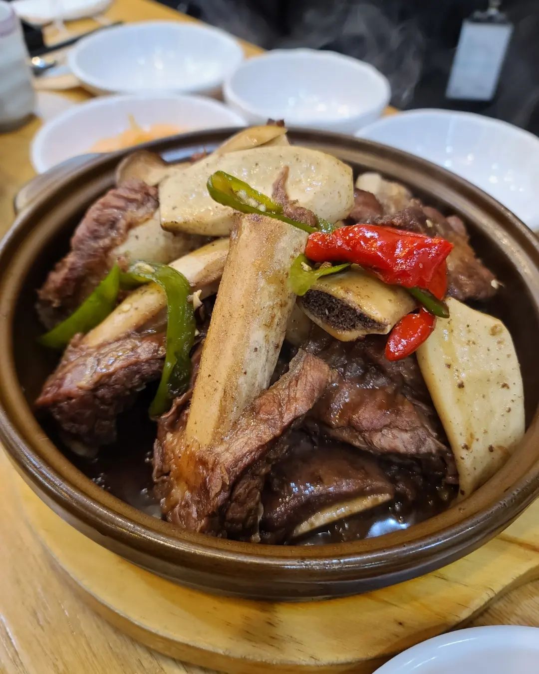 유퀴즈에도 나온 서울에서 담백한 통 갈비찜 맛집

✅️ 강남면옥 성수점

넓은 매장임에도 불구하고 점심이라 그런지 남은 자리가 거의 보이지 않을 정도로 손님들이 북적거렸다. 육수🥣부터 세팅되어 나왔는데 주문한지 10분 정도 지났나? 주문한 메뉴가 빠르게 나왔다. 아무래도 회전율이 중요해서 조리시간을 최소화해서 나온거 같다. 특히 이곳 갈비찜은 사과,배,키위,파인애플로 만든 특제소스와 국내산 벌꿀🍯에 화학조미료를 첨가하지 않은게 특징이다. 통갈비 크기도
어마어마하다. 

야들야들하면서도 갈빗대에 붙어있는 살코기가 부드러워 너무나 잘 발라지는 갈비다. 달달한 간장 국물 베이스에 밥이랑도 비벼 먹으면 꼭 간장게장만 밥도둑이 아니다. 갈비도 으흐..🤤 우리 일행은 갈비뿐만 아니라 갈비찜 남은 국물에 밥도 비벼먹고 후식겸 배,오이,무생채가 올라간 상태에 간재미회가 들어있는 함흥냉면식 섞어냉면과 만두🥟까지 주문했다. 냉면은 구지 겨자나 식초를 넣지 않아도 될만큼 간이 너무 잘 되어있었다. 여름에는 물냉면도 좋지만 섞어냉면도 크..추천❗️

📮 주소 : 서울 성동구 성수일로 77 서울숲it밸리 1층 110호
⏰️ 이용시간 : 매일 11:00 - 21:30
☎️ 전화 : 02-6968-0800

🍽 갈비찜 중 63,000원 / 섞어냉면 12,000원 / 찐만두(반) 4,500원

#정군_뚝섬역맛집 #강남면옥 #갈비찜맛집 #성수동맛집 #뚝섬역맛집 #뚝섬역맛집추천 #뚝섬역핫플 #성수동나들이 #성수점심 #성수직장인 #갈비찜 #섞어냉면 #수제만두