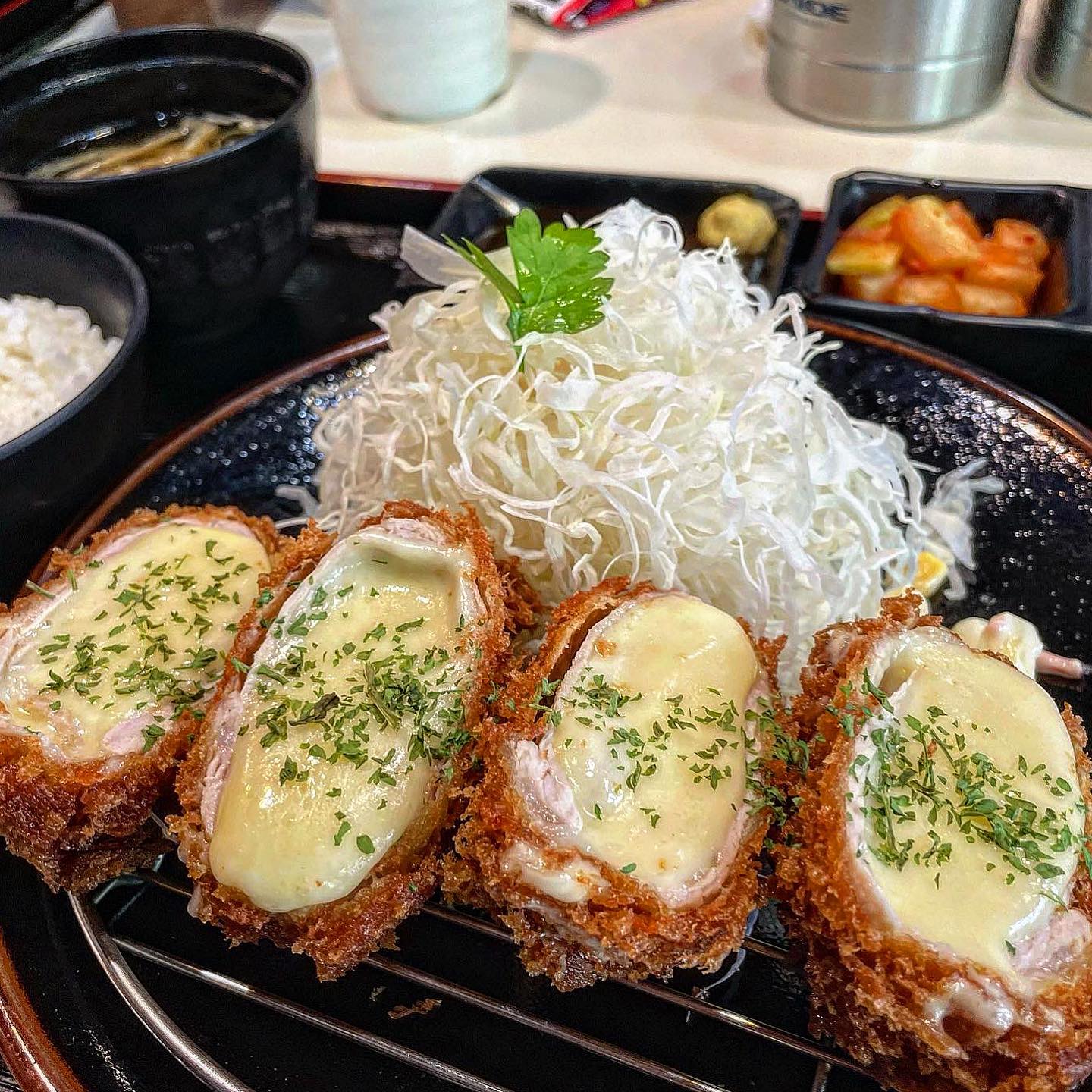 동부이촌동 치돈 맛집 #모모야 💓

돈까스 매니아들 주목‼️‼️

언제가도 변함없이 맛있는 돈까스 맛집을 뿌시고 왔답니댜 :) ❤️

워낙 핫해서 점심시간 30분전엔 달려가야 작은 동부이촌동에서 몰려드는 
수많은 인파를 피할 수 있는 이곳!!!

바로 그 유명한 모모야 입니다 🥰

돈까스는 단품과 정식 중에 선택할 수 있는데요, 오늘은 단품 픽 :) 💘

정식은 요기에 결코 작지않은 우동이 추가되어 나오는데요, 
개인적으로눈 단품도 양이 많아 배불리 먹을 수 있었어요 ❤️

치즈돈까스는 아무래도 안에 있는 돈까스 고기가 두꺼우면 금방 질리기 마련인데, 여긴 튀김이 아주 얇으면서도 육즙이 흘러나온다눈..😵‍💫😵‍💫💗💗

제가 치즈를 좋아해서 그런지 전 맨날 가면 치돈만 먹지만 히레, 로스까스도 입에서 녹는다고 해요........❤️

모모야의 또하나의 트레이드마크라고 하면 또 돈까스 뒤에 있는 샐러드라고 할 수 있쬬!!

얇게 썰어져있어서 전혀 부담없이 먹을 수 있는 샐러드와, 과일이 섞인 모모야만의 드레싱까지 더해지면❗️

어느새 샐러드를 흡입하고 있는 제 자신을 보게 된답니다🤤❤️‍🔥

진짜 느끼할 틈이 단 1도 없움!!!!

먹스타그램 초창기에 한번 소개했던 맛집이지만..! 진짜 더 많은 분들이 아셨음 좋겠다는 생각에 요로케 한번 더 올려보아요❤️

여러분 돈까스는 모 모 야 입니댜 💓

+ 김치 안심카츠 나베도 진짜 유명해서 #요리터 에서 밀키트로도 제작되었다고 해요😍

🍪 장소 : 모모야 이촌본점
🍪 위치 : 서울 용산구 이촌로 248
🍪 가격 : 치즈까스 단품 - 15,000원 / 정식 - 18,000원

#돈까스 #돈까스맛집 #이촌동맛집 #이촌맛집 #동부이촌동 #서울맛집 #용산맛집 #용산구맛집 #치즈돈까스 #맛집 #맛집추천 #맛집스타그램 #먹스타그램 #먹팔 #먹방 #먹방스타그램 #먹스타 #먹스타맞팔 #돈까스타그램 #맛스타그램 #맛집탐방 #돈카츠 #치즈 #선팔하면맞팔 #선팔 #맞팔 #맞팔해요 #소통