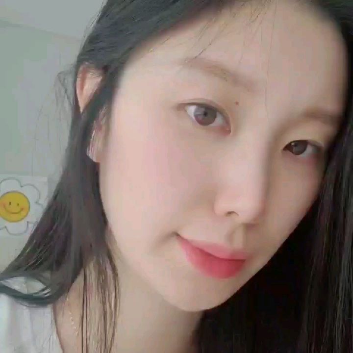 새콤맘👶 on Instagram: “#광고 임산부라 기미가 많이 올라왔는데 햇빛 노출하니 더 기미잡티가 많이 올라와서 미백제품을 찾아봤어요:) 임신하고 작은 온도에도 얼굴에 열감이 쉽게 올라오