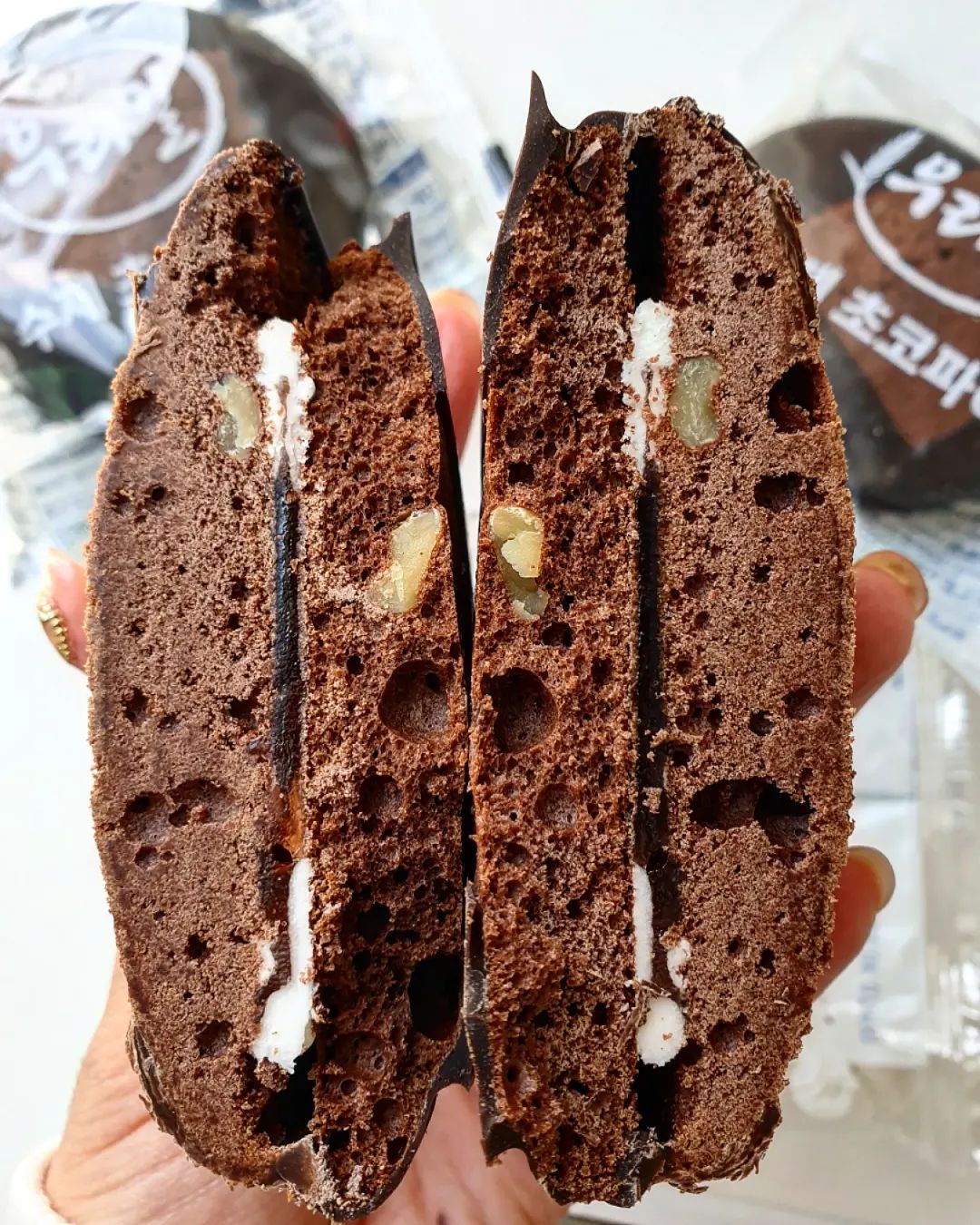 수제초코파이🍪🍩🍫

풍년제과초코파이 드뎌먹어봄😍
마시멜로대신 딸기쨈크림시트로만들어서
더 달콤ㅜㅜ 천연발효종우리밀을 사용해서 전혀퍽퍽하지않고 부드러워요👍 

두껍게코팅된 초콜릿이오독오독 씹히는식감이
중독성있어서 계속먹게된다는ㅋ.ㅋ
아메리카노나 우유와 잘어울려요!존맛탱❤ 

스마트스토어나 온라인에서도 구매쉬워요
.
.
.
.
.
. 

✅주소 : 전북 전주시 완산구 팔달로 145
✅연락처 : 063-231-3366
✅영업시간 : 오전 8:30 ~ 오후 22:30 연중무휴
✅URL : https://smartstore.naver.com/pnbakery/

#풍년제과 #전주풍년제과 #전주초코파이 #풍년제과초코파이 #수제초코파이 #간식스타그램 #데일리 #존맛탱 #fff #일상 #소통 #daily #dessert
#디저트맛집 #instagood #맞팔 #좋아요 #likeforfollow #f4f #맛집스타그램 #food #좋반 #파이추천 

 pnbakery1969_official
