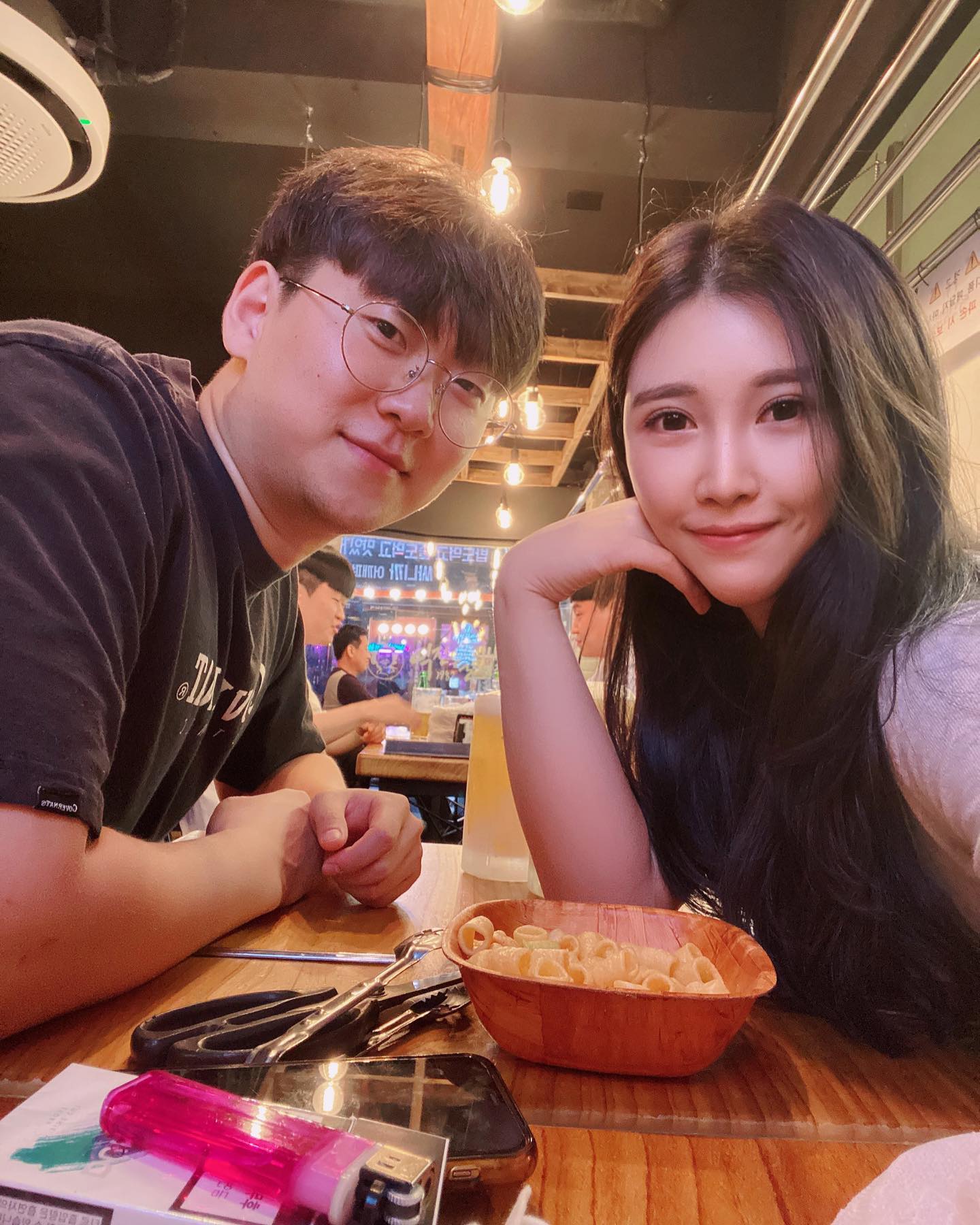 2시간 15분 걸리는 출장을 갔다가 돌아왔다.
정말 오랜만에 화장을 했는데,
마침 남편이 데이트를 하자고 했다.

요즘 내 인생의 너무나 큰 위로

아직까지는 내 편 같은데,
혹시 언제 부터 남의 편이 되는지 아시는분✋🏻