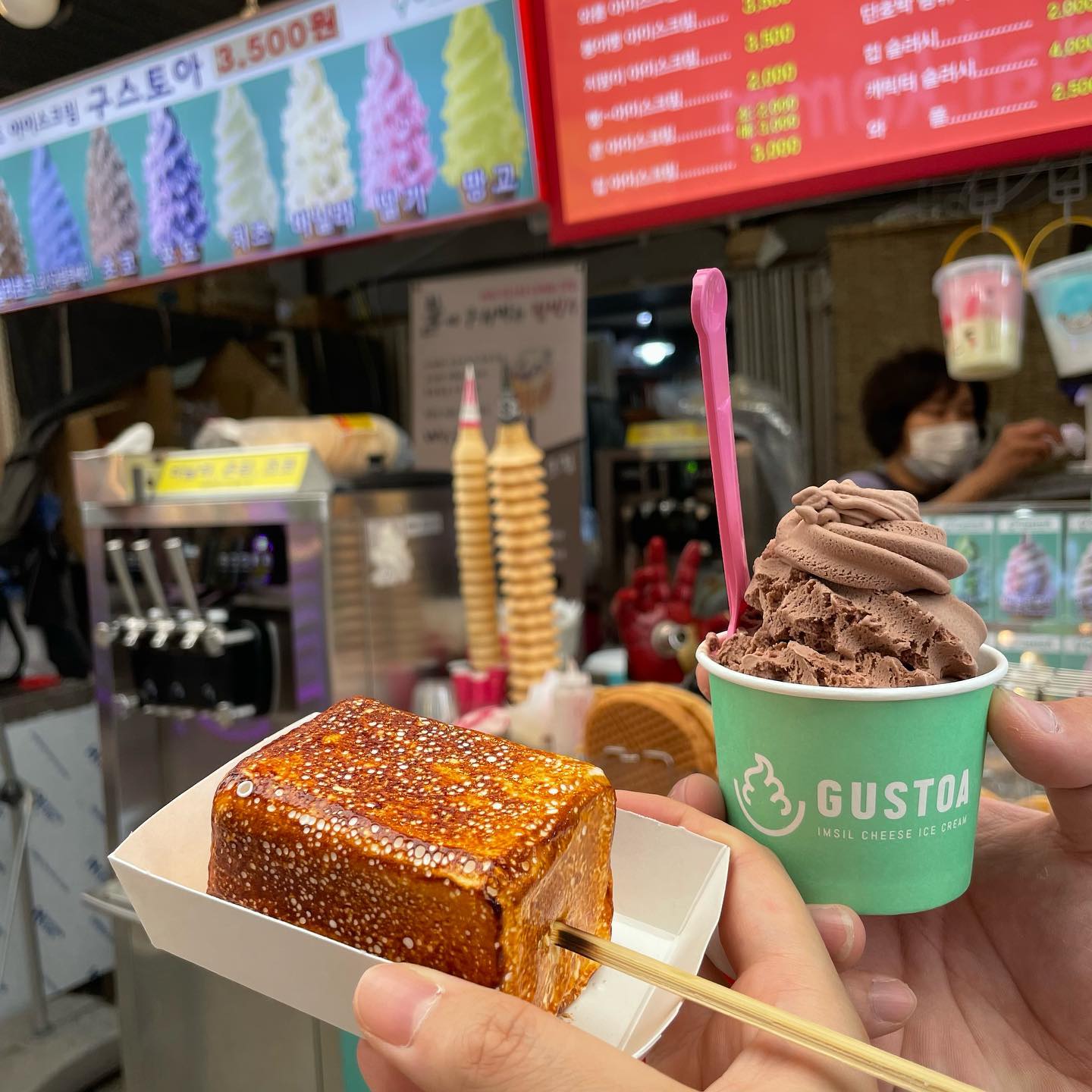 속초 중앙시장 먹거리✌️
.
🔥HOT한 마쉬멜로우 아이스크림!
🍯꿀호떡/호떡아이스크림!
🥔호불호없는 감자전!
🦑입간식 최고! 말린오징어!
🎃달달구리 단호박식혜!
.
역시,, 시장먹거리투어는 밥을먹지말고 돌아다녀야하는거같다,,
메인은 못먹고 서브만 먹은 느낌,,😱
다음에가면 닭강정, 술빵사먹을거다,, 기다려라 속초📢🐷
.
.
📎속초 중앙시장