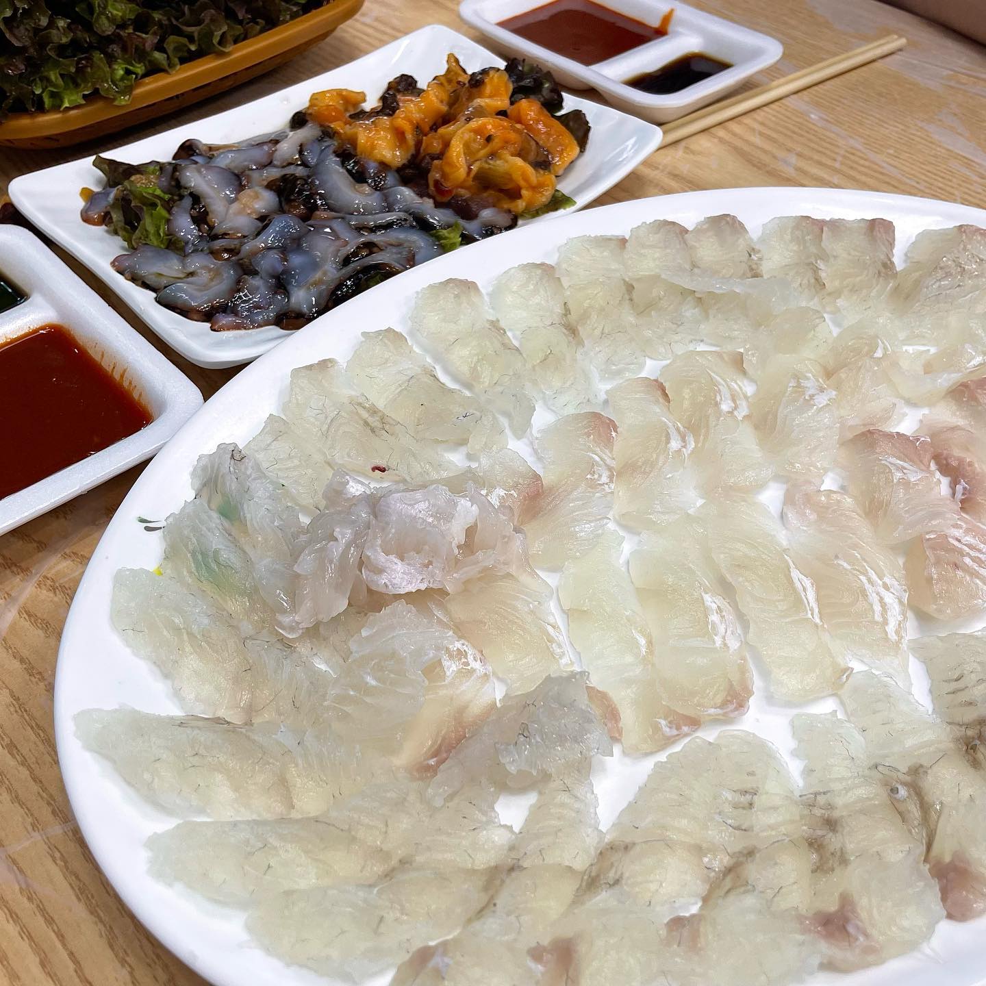 속초해수욕장과 가까운 대포항으로 이동!
대포항에는 엄청나게 많은 회센터가 자리잡고있다,,
센터의 가장 큰 장점은 도시에서 먹는 회랑 신선도 차이도 다르고
회도 저렴하게 많은 양을 먹을 수있다!
2-3마리에 4-6만원하니 완전 혜자!❤️
그대신 밑반찬이 없는경우가있다,, 회만먹기좋은곳,,
아 매운탕도,, 무튼! 여기는 이제 맘에드는집을 골라서
들어가면되는데 극I 내성적인사람, 귀얇은사람이 들어가면
좀 ,,그렇다 호객행위가 많아서 완전부담,,😞
그냥 나는 자주가는곳 픽! 

자연산광어로 선택! 멍게랑 해삼은 서비스로 주셨다😍😍 
역시 회는 방어아님 광어/고등어인듯!
회특유의 쫄깃 고소한맛이 일품이다,,
회랑 해삼/멍게를 다 털어먹고, 매운탕을시켜서 마무리지었다
(여기는 매운탕 현금결제! 가게에서 안줌!)
가게되면 매운탕 꼭 필수 핵JMT,,
글쓰다보니 속초 또 가고싶다🥲
.
.
📎민정이네 회센터
📎횟집
📎 강원 속초시 대포항희망길 65