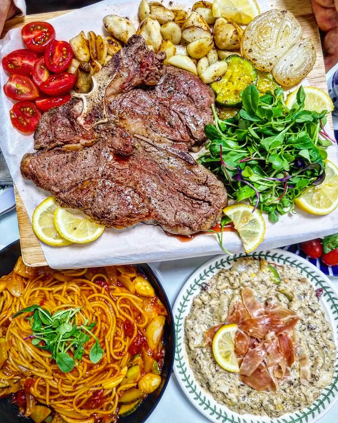 김현정 on Instagram: "#협찬

집에서 간단히 스테이크 먹으려다
완젼 푸짐하게 #홈스토랑 으로 
즐겼어요😆😆
#티본스테이크 에 #하몽리조또
#토마토파스타 에 #카프레제 까지👍
진짜 레스토랑 부럽지않았던 날🤟

이날 먹었던 #델킷 에서 보내주신 
티본스테이크 완젼 대박이였어요😍
 백악관에 초청되서 “백악관 소고기”라 
불리는 3대째 100년기업  #그레이터오마하 
프리미엄 소고기 브랜드랍니다👏👏

미국의 한우와 같은 앵거스 품종중 최상위 고기만
 인증받는다는 ✔cab인증 소고기로
 14일 숙성 웻에이징(저온냉장숙성)소고기라 
 육즙많고, 육향좋고 맛도 일품이라는 거👍

그래서인지 이렇게 부드러운 티본은 
오랜만에 먹어보는거 같아요😍😍
진짜 레스토랑보다 나은거같은.....ㅋ
버터가득 넣고  구워주니 너무너무
맛있는 거있죠!!!!!!!!!!!😭😭😭
진짜 여기 티본 짱짱‼️‼️‼️‼️

그리고 하몽 가득 올린 
#트러플버섯리조또  도 진짜 존맛탱!!!
진짜 와인이랑 먹으면 세상행복🥰
완벽한 저녁이였어요😆😆

 홈파티, 기념일, 캠핑용으로 딱인
요 스테이크 완젼 추천드려요☺☺
오늘 날씨 우중충하고 쳐지지만 
다들 파이팅하세요오💖💖💖💖

구매문의👉@delkit_official
.
.
.
.
.
.
#협찬 #델킷 #백악관소고기 #그레이터오마하 #(고기부위) #스테이크 #캠핑요리 #캠핑고기 #바베큐 #바베큐파티 #홈파티 #음식 #푸드스타그램"