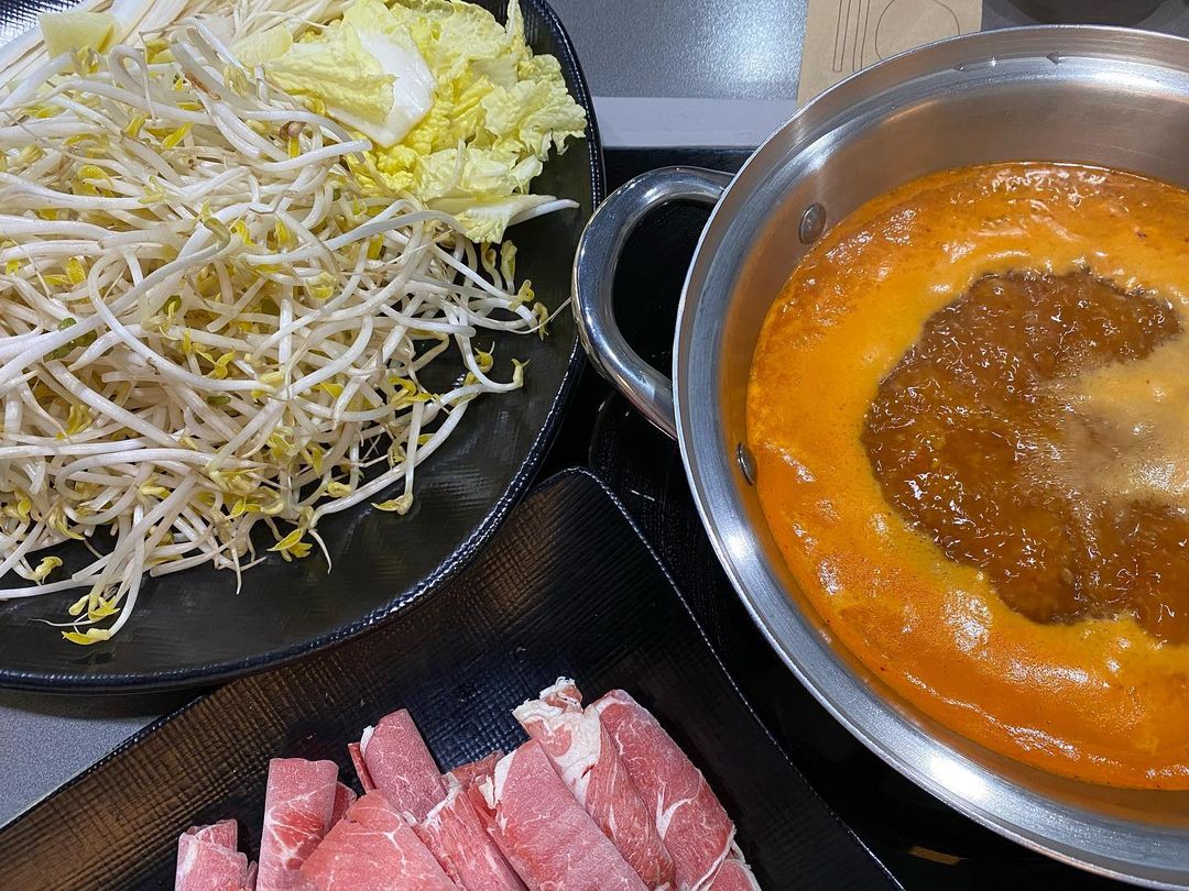 @alswlin on Instagram: “#광고 📍인하대 후문 큰손 샤브샤브 2F 오랜만에 인후 놀러간 김에 "얼큰한"🥵샤브샤브 맛집 발견😘❤️ 배달도 된다고 해서 다음 주에 또 주문할 예정 😋…”