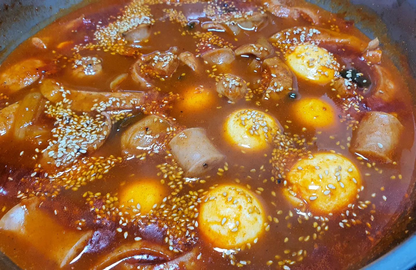 오늘은 떡볶이에 환장한 여친이랑 먹은 계란 볶이!

떡은 없는데 떡볶이를 당장 내놓으라는 여친의 협박에 못이겨서.. 그만..

계란, 후랑크 소세지(or 핫바 같은 소세지), 파, 양파으로 만든 계란볶이에요 ㅋㅋㅋ 가끔 어묵볶이도 하는데, 존맛 ㅎ

#요연 #yaw_yun #떡볶이 #대신 #계란볶이 #with남친 #소통 #소통해요 #선팔하면맞팔 #맞팔 #맞팔선팔환영 #맞팔 #맞팔해요 #좋아요 #반사