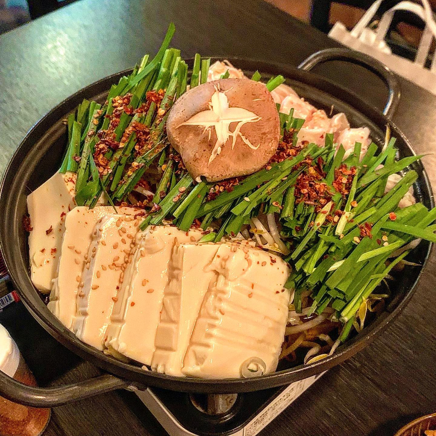 ♫ 적적 율량점 ♫

오랜만에 율량동 ‘ 적적 ’이라는 이자카야를 가봤습니다 ~
원래 사창점이 먼저 생기고 율량동에 두번째로 생긴듯해요!

✔️모듬나베

이거이거 진짜 미친맛입니다
두부+대창+소고기+부추 등등 맛있는건 다 때려박았어요ㅠ
해장으로도 탁월한 모듬나베,,
진짜 코박고 국물만 먹었어요 존맛ఇ 
시원한 국물에 부드러운 두부, 고소한 대창과 양념부추ㅜㅜ
조화가 미쳤습니다 ㅜㅜ 적적가면 꼭!! 먹어야하는 메뉴 ㄹㅇ!!

✔️모듬꼬치 6p

거짓말안하고 제가 먹은 이자카야 꼬치중에 탑쓰리 안에 듭니다
사실 12p 먹으려고 했는데
모듬나베먹고 배불러서 6개만 시켰으요ㅜ

✔️유즈하이볼, 얼그레이하이볼

적적이 또 하이볼 맛집이라네여?!
그래서 또 냅다 시켜버림.
얼그레이랑 유즈 하이볼이랑 고민하다가
친한동생이 둘다 시켜서 맛보자해서 둘다 시킴ㅎ
유즈 하이볼은 상큼한 유자맛이 강한 하이볼이더라구요!
약간 유자에이드같아서 하이볼맛은 제기준 약했어요,,!
근데 하이볼맛도 같이 느끼고싶다하면
얼그레이 하이볼 강추 ;
얼그레이맛과 하이볼맛이 너무 잘 어울리더라구요 ❤️
진짜 최고ㅜ

적적 진짜 다음에 또 갈겁니다.
안주맛집 ㅜ 하이볼 맛집 

.
.
.
📍 충북 청주시 청원구 율량로190번길 71 비토프라자 108호 적적 율량점

➿모듬나베 25.0
➿적적 모듬꼬치 6p 15.0
➿츠루우메 유즈 하이볼 9.0
➿얼그레이 하이볼 8.0