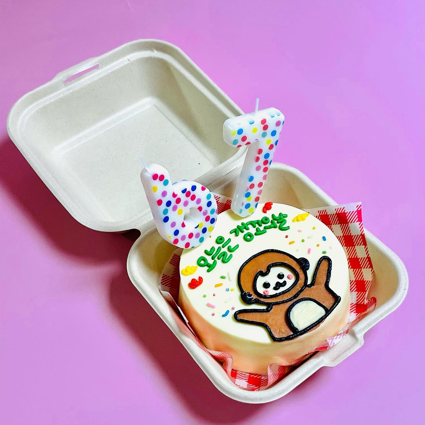 #광고 🐷집사의 케이크

제 허접한 그림과 설명이 금손 사장님을 만나 재탄생하였습니다(☝︎ ՞ਊ ՞)☝︎

얼마전 저희 아부지 갱꼬님의 생신이셨어요
매번 아부지 생신때 케이크는 간단하게만 하고 넘어갔던가같은데
이번에는 뭔가 특별한걸 해드리고싶더라구요🤭

은근히 이런 이벤트를 좋아하시는 아부지를 위해
아부지의 띠인 원숭이가 그려진 
귀여우면서도 깔끔한 케이크를 해드려야겠다싶더라구요😉

레터링케이크는 직접 다 하나하나 요청사항대로 들어가다보니
진짜 깔끔하게 글씨와 그림을 짜는 분들인지 우선적으로 보게되더라구요🧐

자....케이크 보이시나요?! 진짜 사장님 금손이시죠!!!
글씨도 깔끔하고 그림도 너무 귀엽게 제대로 나오고
계정에서 다른작업하신 사진들 보는데 넘 잘하셔서 
진짜 그거 하나 믿고 부탁드렸거든요
제가 그림을 넘 못그려서 드렸는데 원하는대로 나온거있죠👍👍

그럼 이렇게 귀엽고 잘그리시기만 하시냐구요?!
하....맛까지 있어요 심지어 진짜 이부분 완전감동🥹

도시락케이크들 대부분이 크림치즈를 사용하다보니 가족들이 늘 걷어내고 먹었거든요
근데 겉면은 크림치즈고 안에 바닐라시트에 크림이 층층이 있거든요
진짜 진짜 진짜 뻥안치고 너무맛있어요😍

크림치즈의 특유 향과 맛이 강하지않아 가족들 입에 딱맞았구요
안에는 달지않으면서 촉촉하고 적당히 쿠션감?이 있는 시트가 진짜 대박!!
바닐라향도 은은한데 싼맛이 아니라 고급진느낌 가득이었어요😋

이날 '집사의케이크'에서 너무 맛있고 귀여운 케이크 만들어주신 덕분에
울 아부지 갱꼬님 생신 제대로 챙겨드릴 수 있었어요
진짜 너무 좋아하셔서 너무 뿌듯했다구요👏🏻

이번에는 도시락 사이즈라 넘 아쉬워서
올 겨울 어무니 생신과 짝꿍과의 기념일에는 
더 큰 사이즈로 내돈내산해서 재주문하려구요
진짜 너무너무 추천이에요🙆🏻‍♀️

여러분도 저처럼 제대로 소중한날 챙기고 싶으시다면
'집사의 케이크' 무조건!!!!추천드린다구요💛💛💛

---------------------------------
여러분 명절연휴 잘 보내고 계신가요
요즘 새 직장에 적응하고 벌써부터 외근에 야근에,,,,,🥲
제 예상보다도 더 자주 못들어오고 답방가기가 쉽지않더라구요
((진짜 일하시면서 꾸준히 하는 울 인님들 최고))👍👍👍
그래도 늘 찾아와주시는분들 있어서 넘 감사해요!!!!
연휴동안 밀린답방도 열심히 가보고 
얼른 적응해서 더더더더 소통 많이 할 수 있도록 해볼게용🥰🫶🏻
모두 남은 연휴도 즐겁고 행복하게 보내세요💛💛
---------------------------------

✔️집사의케이크 ( zipsacake )

#맛기록 #집사의케이크 #케이크 #연신내케이크 #연신내디저트 #연신내놀거리 #연신내카페 #갈현동카페 #불광동카페 #은평구케이크 #은평구디저트 #갈현동디저트 #불광동디저트 #먹스타그램 #먹스타 #연신내주문제작케이크 #연신내데이트 #연신내맛집 #연신내도시락케이크 #도시락케이크 #연신내테이크아웃 #연신내맛집추천 #레터링케이크 #특별한날 #특별한케이크 #수제케이크 #케이크주문제작 #케이크맛집