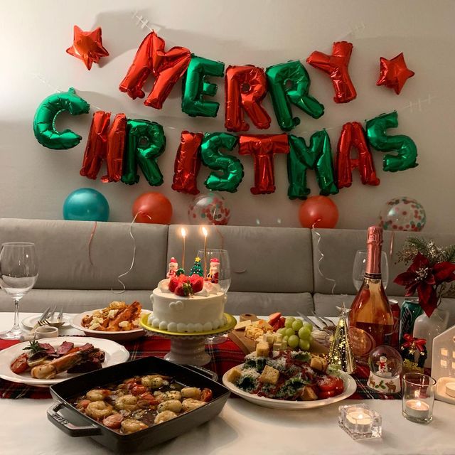 유지니 on Instagram: "메리크리스마스🎄 . 음식준비하느라 힘들었지만 그만큼 행복했던 하루❣️ (거의 출장뷔페😛) 다음엔 랜선말고 얼굴보쟈😭 . . 에어프라이기 돌려놓은 삼겹살