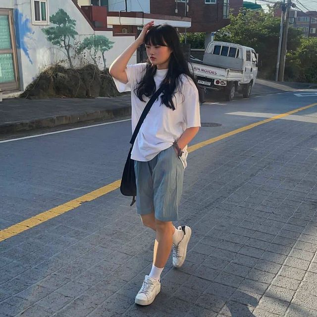 수연[19] on Instagram: "#협찬 #제품제공 . @mellurbane 에서 너무 예쁘고 편한 반바지를 보내주셨어요 !✨ . 무더운 여름철에도 시원하게 입을 수 있는 반바지 모두 하나쯤은 필수템이지 않을까요~?