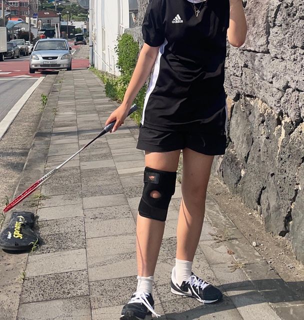 수연[19] on Instagram: "#협찬 #제품제공 . 🏃🏻‍♀️라온포스처 멀티 무릎 보호대🏃🏻‍♂️ . 🍀 넓은 면적의 보호패드가 무릎 전체를 안정적이고 편안하게 지지 해 준다고 합니다 ! . 🍀