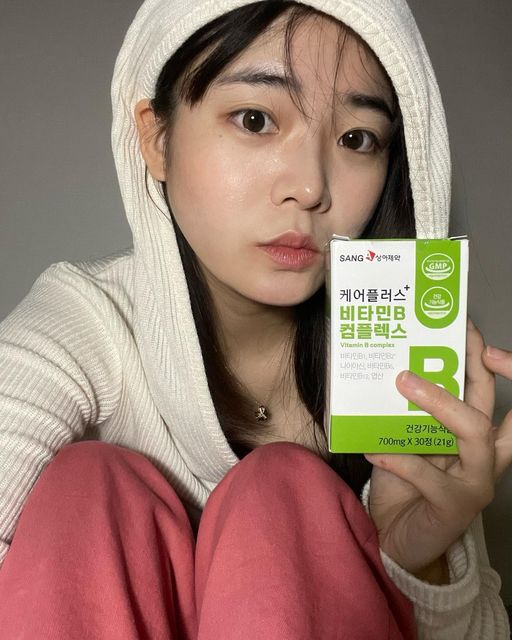 보민(24) on Instagram: "#광고 @sanga_pharm 요즘엔 나이 상관없이 #비타민 은 필수템이죵! 전 #영양제 를 많이 챙겨먹구 있는데 알약크기가 작아서 넘 좋더라구요🤍 불편한 목넘김으로 약 먹