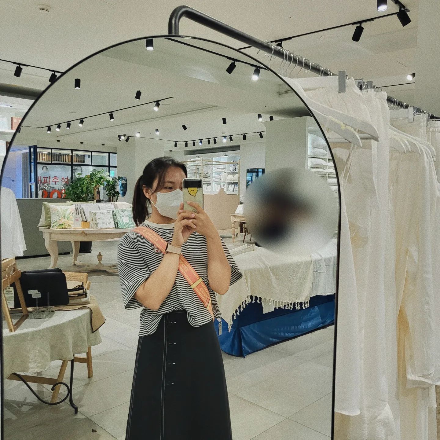매년 시골가느라 못해봤던 남들 다 해봤다던 추석날 차례지내고 가족끼리 영화보기🍂🌰✨️💛

차례지내고 나니 너무 힘들어서 이게 맞는걸까했지만 아아 마시고 다같이 말똥말똥하게 공조2 클리어😏😏😏

엄마 다음 명절엔 호캉스다!_!😏💛