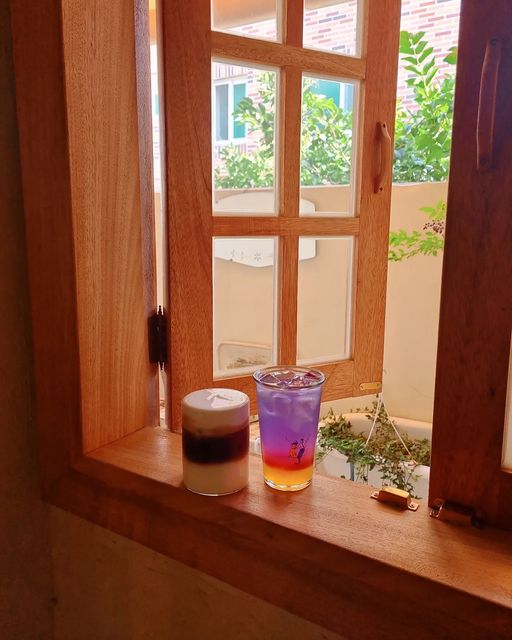 가영(35) | 여행.일상.데일리룩 on Instagram: "#협찬 @sicilycoffee_ 색감보소💜❤️💛🤎 #대구카페#시실리#대명동카페#대명동계대카페#대구카페추천"
