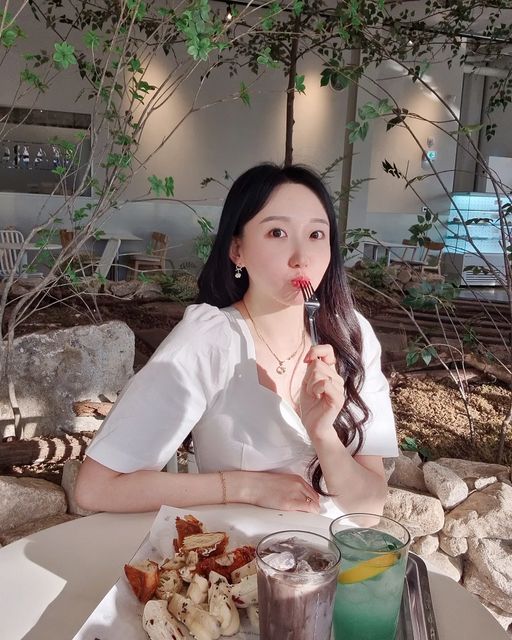 가영(35) | 여행.일상.데일리룩 on Instagram: "#협찬 @margaux__forest 나 빵 좋아하네? #마고포레스트#마고플레인#대구카페#대구핫플 #경산카페#대형카페"