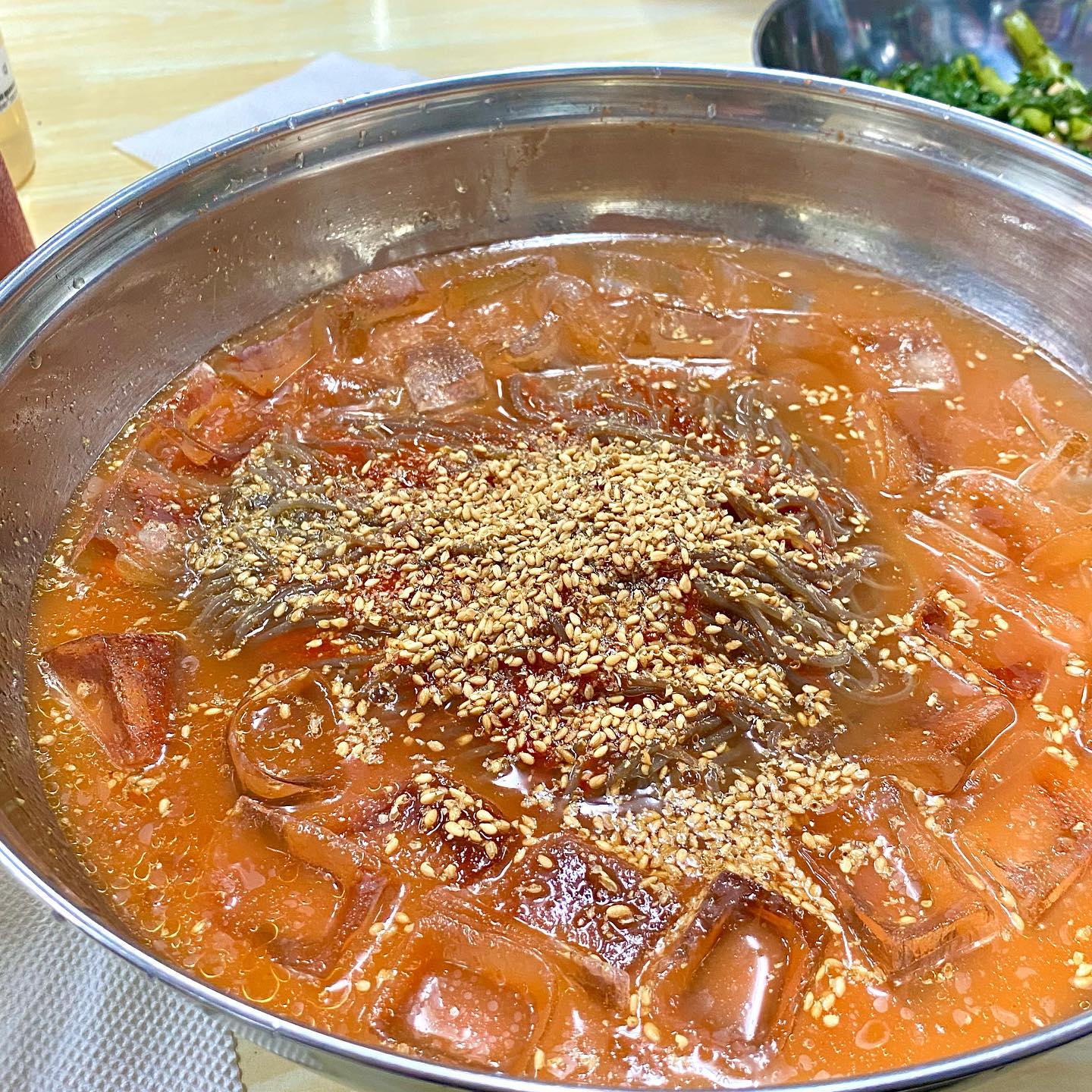 #화평동할머니냉면
 
세숫대야냉면으로 유명한 화평동에 냉면집이 즐비한데 
원조할머니냉면이 이름답게 ‘진짜’ 원조격이라고 할 수 있음
 
✔️비냉&물냉 7,000원
✔️감자찐만두 5,000원
 
곱배기, 면사리 추가가 무료인데
기본적으로 양이 많아서 마음먹고 도전해야하는 부분
이지만 난 성공해내지 말입니다.😎
 
만두는 냉동 시판제품인듯한데
냉면과 만두 조합은 국룰인지라 주문하게 됨, 
기대 안하고 먹게 되지만 쫀득한게 계속 손이 가긴 함
 
주문하자마자 음식이 초스피드하게 나오는데 
그만큼 메뉴가 금방 회전되는 맛집이라는 증거일수도..?
 
매콤새콤한 맛으로 유명한 이태원동아냉면과 달리 
매운 맛은 거의 없고 새콤달콤 옛날 추억의 맛이라 
더 찾게되는 것 같다. 
 
✔️원조할머니냉면
인천 동구 화평로 24-2
연중무휴 08:30-21:00
전화번호 없음/주차 가능
 
#도순이의맛집
#도순이의맛집_인천