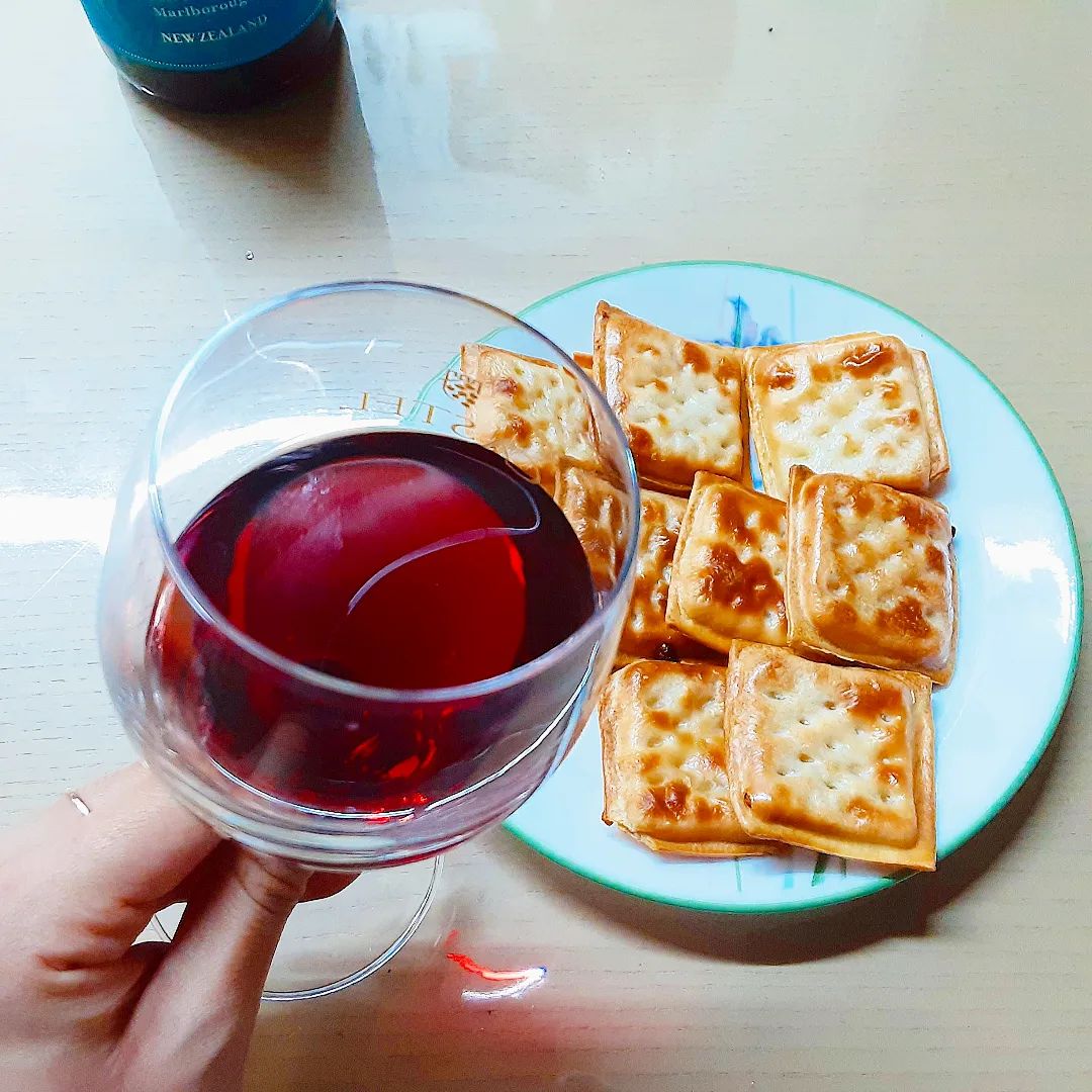 #협찬 오늘의 리뷰🍽 
마투아 피노누아 와인 

가볍고 상큼한 맛으로 산뜻하게 즐길 수 있는 와인
IWSC가 선정한 2016년 올해의 뉴질랜드 와인 생산자 
가성비 좋은 와인
홈술 혼술 추천 

판매처 이마트24
가격 32,000원 (이마트24에서 9월의 와인으로 37%할인 된 20,000원에 구입 가능) 

평점 4.0/5.0  

색이 투명하고 맑은 체리빛이 돔
맛이 깔끔하고 산뜻한 체리향이나서 음식과 잘어울림
안주로 해태에서 나온 카나페 만두하고 먹어봤는데 잘어울렸음
가성비도 좋은편이고 맛이 깔끔하고 괜찮음
와인 입문용으로 괜찮음 

도수가 12.5도로 생각보다 도수는 있어서 알린이 알쓰는 주의 

추석 연휴가 이제 하루 남았네요 남은 추석 연휴도 잘보내시고 편안한 밤 되세요

제품제공 emart24_official 

#광고 #이마트24 #emart24 #이마트24와인 #편의점와인 #편의점와인추천 #와인 #와인스타그램 #와인안주 #와인추천 #와인한잔 #와인러버 #와인할인 #데일리와인 #초특가와인 #홈술 #혼술 #페이백 #와프너 #앱테크 #먹스타그램 #술스타그램
#솔직리뷰#솔직후기#리뷰스타그램#맛스타그램#먹스타#맛스타#선팔맞팔