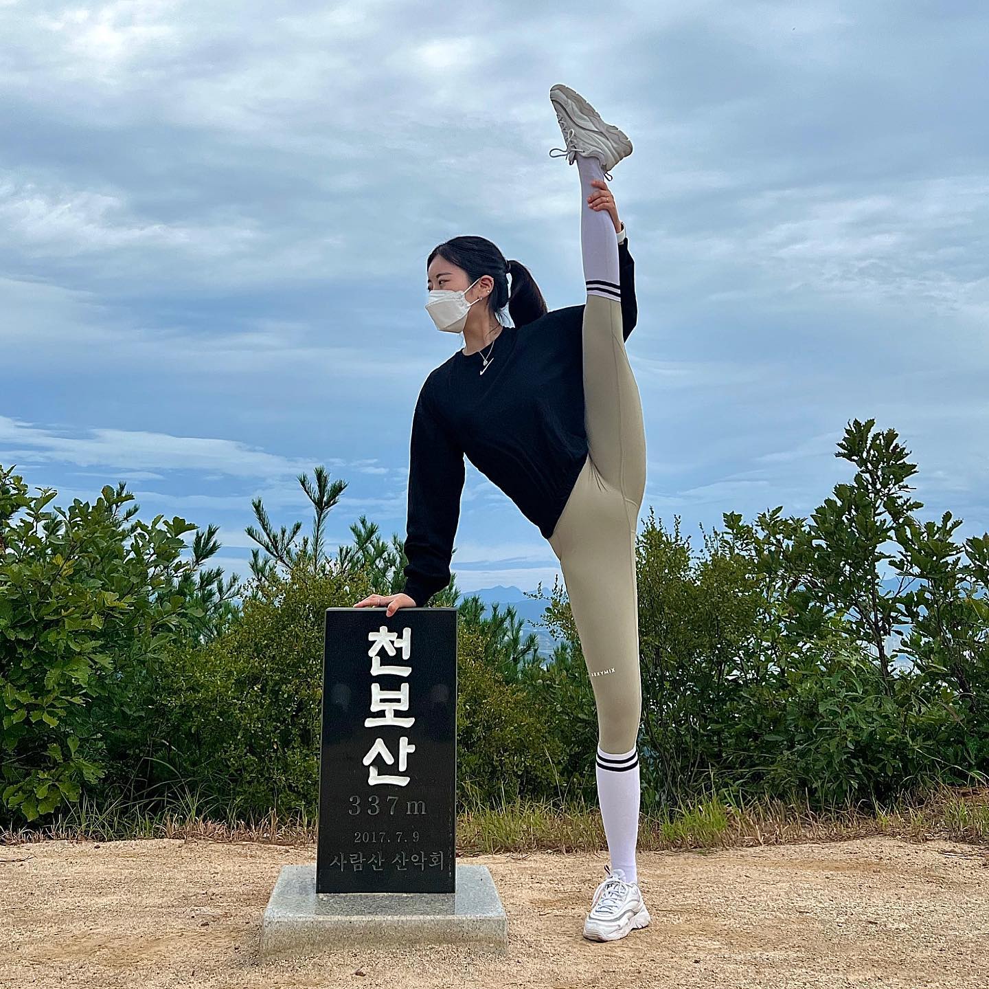 등산도장깨기 ᖰᙏ̤̫ᖳ

7번째⛰: 녹양역 천보산

녹양역 ~ 소림사 ~ 천보산
네이버에 뜨는 천보산 입구에서
시작을 했더니
미친 오르막길이 보였다.
진짜 가파름☠️☠️

군부대에서 차끌고 다니는길인데
뭔가 잘못됨을 감지하고
사찰 옆길을 통해 길을 
겨우 찾아서 등산을 했습니당🥹
천보산을 가는 분들은 
꼭 양주역에서 시작하길..

초행길이 너무 가파르긴했는데
중간부터는 괜찮더라구요
초반만 버티면 나쁘지않은 코스!.!
소요시간 : 왕복 2시간 50분 

#다리찢기 #천보산 #녹양역 
#등산 #다음엔어디갈까