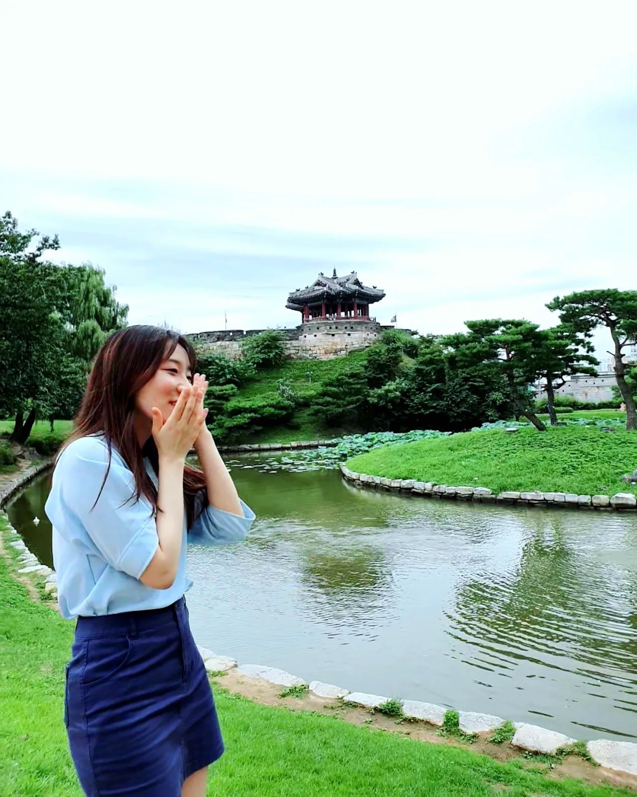 웃음을 많이 담은 날.
초록빛이 너무 예뻤다🌿
추억 하나 더 저장💚

I always happy to get my smiling pictures💚
New memory🌿

#방화수류정 #수원 #수원방화수류정 #수원화성  #행궁동