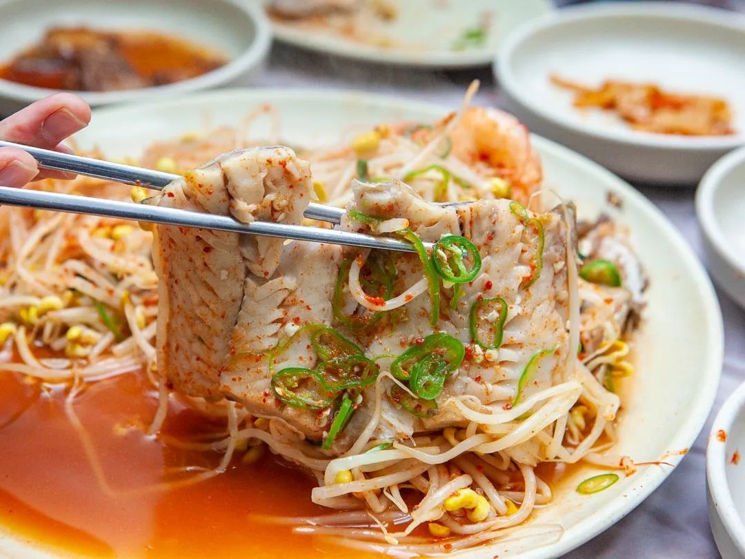 아삭한 콩나물의 식감과 
부드러운 명태살의 조화
보기에는 별로 안 매워보이지만
은근 매운 것이 중독성 있어요~

반찬으로 나온 풀치조림은 완전 밥도둑!!
밥 한공기 뚝딱..가능합니다~

#군산맛집 #우정명태 #군산명태찜 #군산현지인맛집