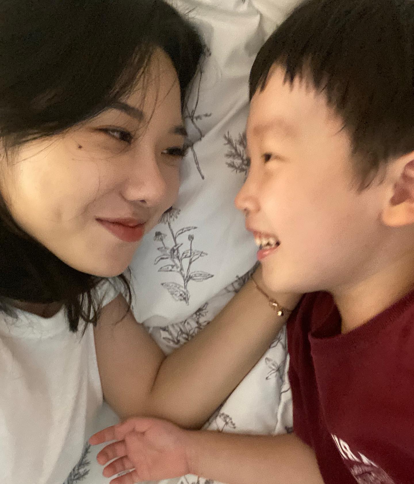 언제 이렇게 커서 누나랑 장난치고 있냐🫶