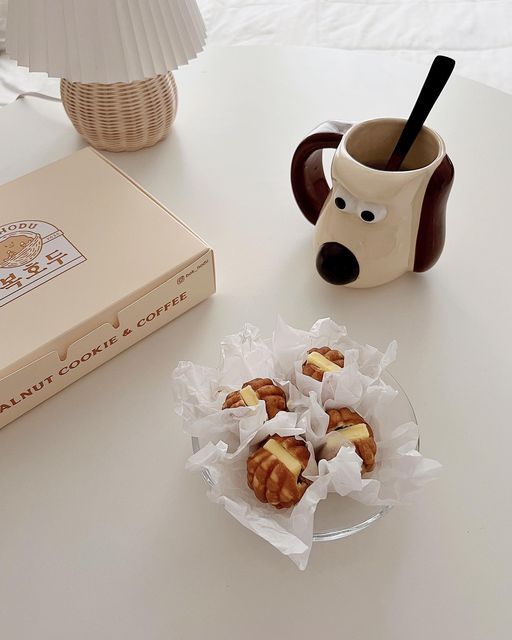 sᴛᴇʟʟᴀ ᴋɪᴍ ✨ on Instagram: "복호두 :) 귀찮아서 그냥 먹으려고 했는데 포장이 너무 예뻐서 안찍을 수가 없었다 😅 #복호두 #호두과자 #앙버터호두과자"