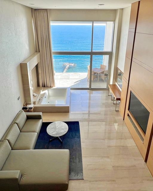 sᴛᴇʟʟᴀ ᴋɪᴍ ✨ on Instagram: ". 200% 잘 즐기고 온 호캉스 🏖 바다가 잘 보이는 복층구조 호텔의 개방감이 좋았고 제일 마음에 들었던건 매일 무료로 제공되는 음료에 맥주가 포함인 부분