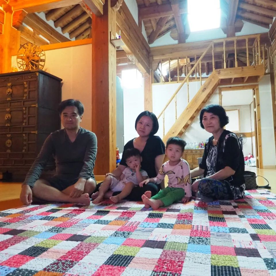💜근사한 하루를 살아내는 것💜

아이 둘을 키우는 나는 그릇이 정말 작다
얼마 전 얼집 선생님께서 장남이 어린이집 생활에 대해서 말씀해주시는데 

결론은
내가 힘이 들어서 아이를 받아주지 못한 것

나에겐 두 아이가
사랑스럽고 존귀한 존재라기 보다는

내가 앞으로 나아가지 못하게하는 걸림돌같은 존재로 여겼던 것

그냥 하루를 어떻게든 보내고 싶었던 마음이 컸던것 같다

장남이가 벌써 5살 막내는 2살

더 이상 그냥 시간이 흘러가기만을 기다려서는 안된다

어린이집 가기 싫다고 하는 장남이에게

이해는 안될테지만

인스타 이웃님들의 육아 이야기(thinker_kim @세상맘)를 적용해서 말해본다

장남아
어린이집 오늘 가기가 싫구나
이해해
하지만 그럴수는 없어

장남이가 어린이집에서 하루를 살아낼때
엄마도 엄아의 하루를 살아낼 수 있어
그럴때 우리는 근사한 사람이 되는거야
아빠도 하루하루 살아냈더니
오늘처럼 근사한 날이 왔거든

결국 울면서 가긴 했지만
그래도 해 낸 장남이를 보며

너의 근사한 하루를 응원한다

#마초맘일기 #근사한하루보내세요