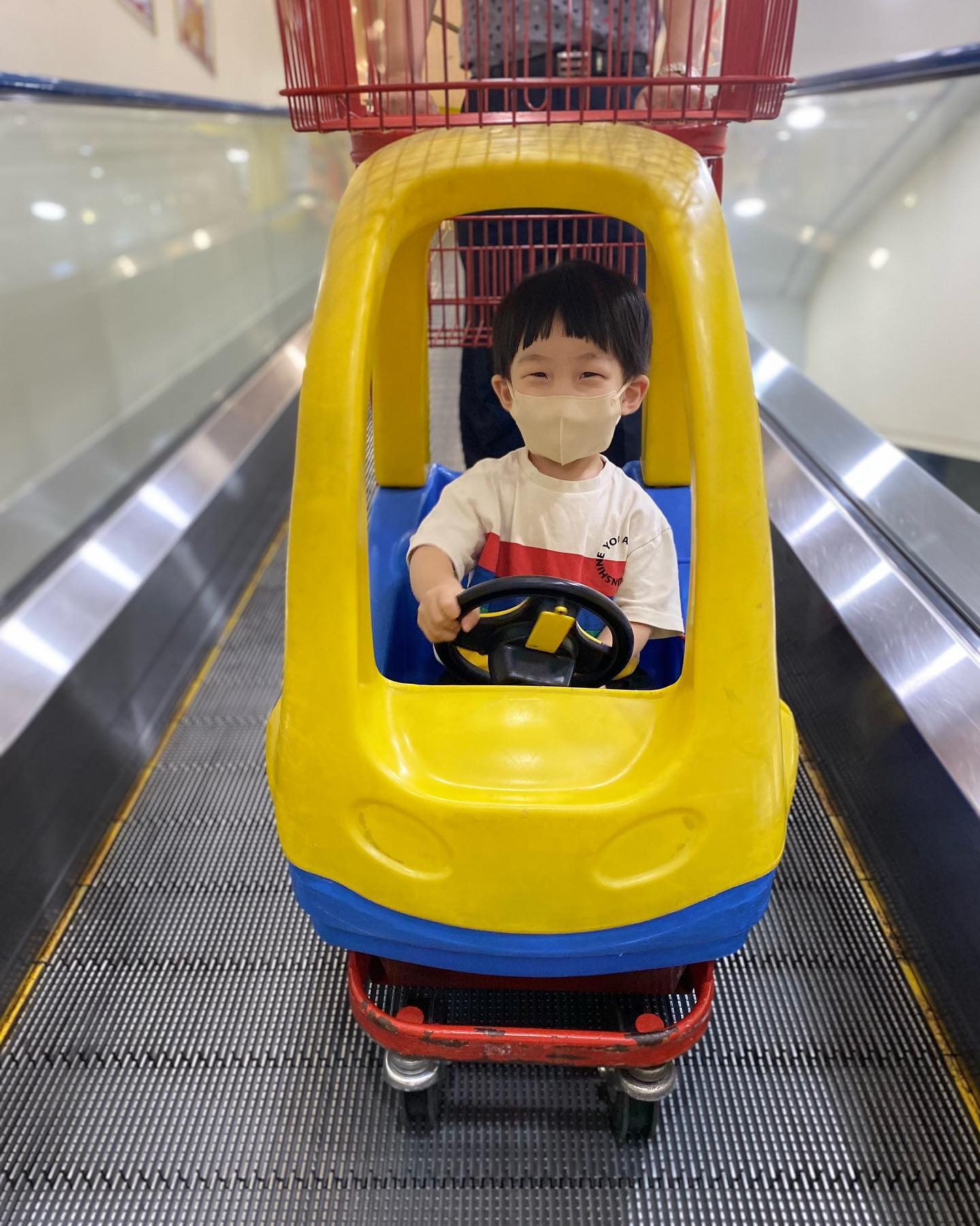 👶🏻

in. 부산

할비가 경찰차 사주께 ~ 했던 약속 지키러
롯데마트 가서
경찰차 사와서
매우 신난 애 ☺️

이렇게 또 새 장난감이 늘었군 ..
라온이 장난감 지분 80% 는
할비 ..... ☺️☺️☺️

차 많다 ...
이제 차 그만 사자 😑

#경찰차세트 #자동차가세상에서제일좋은아이 #이제제법경찰차발음잘됨 #아직도단어만말하는아이
