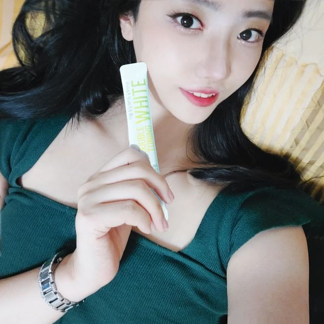 이선민 on Instagram: "#협찬 하얀피부를 가지고싶다면🤍 글루타치온을 섭취하면 된다~💙는건 많이 아는사실~!! 😼 (글루타치온이 멜라닌색소를 억제하는걸 도와서 하얗게 되는 원리.글루타