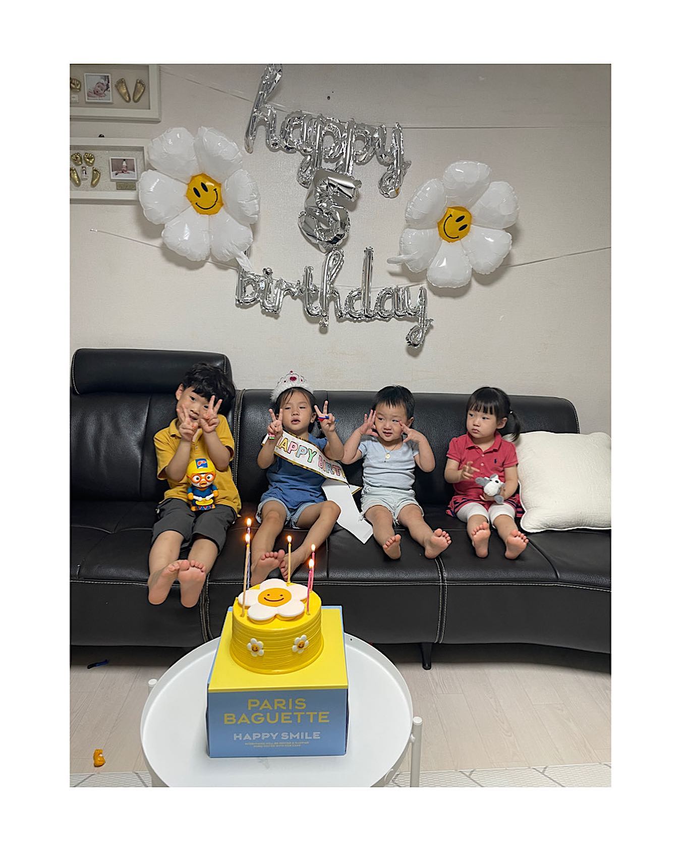 👧🏻 + 1471
5살 생일을 맞은 울 뚜리미💖
가족끼리, 이모랑 사촌들과, 어린이집에서, 할아버지랑 할머니와 생일파티를 끝으로 생일파티 막을 내렸다 🥲
-
가고싶었던 미니특공대 키즈카페도 가고, 맛있는것도 많이 먹고, 선물도 잔뜩 받아 기분이 좋았는데 케이크 초 불기 전, 엄마한테 꾸중들어서 표정이 별로인걸 사진 보고 알아챈 엄마라 너무 미얀 ㅠ🥹
-
4년동안 무탈하게 잘 자라고, 엄마 마음도 헤아려주고 사랑 많고 정 많은 우리 수림이 사랑해💓💓