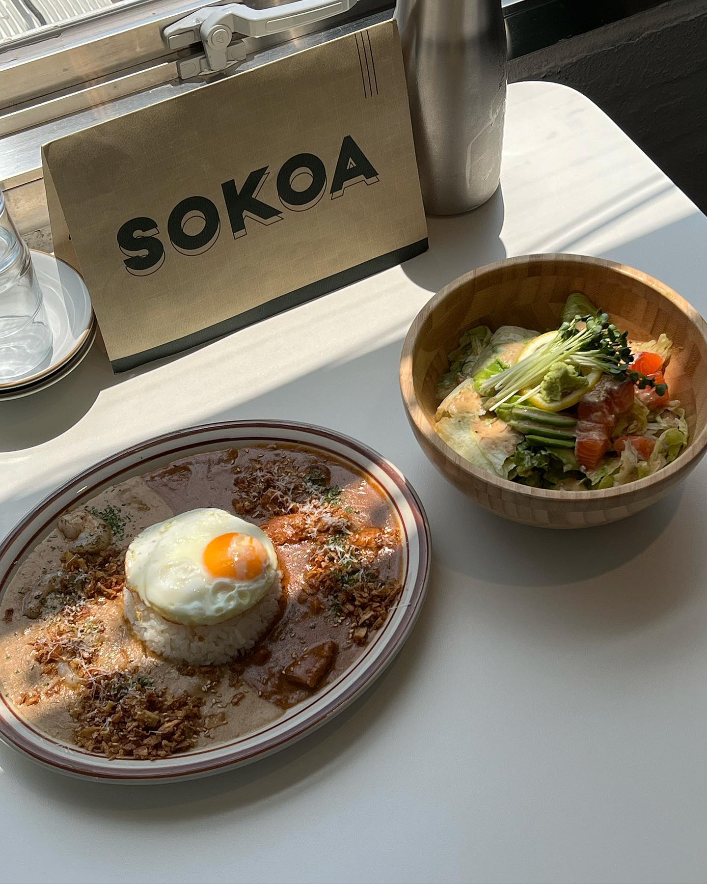 🧸 소코아 송정점 🎀

➰부산 송정에서 맛집을 찾는다면 소코아로!

🍛반반카레로 고소한 에비카레와 매콤한 토리카레를 먹어봤는데 둘다 못 잃어.. 향신료 맛 전혀나지 않고 맛있어요👍🏻

🥗냉우동안 처음 먹어보는데 아보카도연어냉우동 뭐야 넘 맛있잖아요💞 소스도 느끼하지않은 샐러드 느낌이고 연어도 탱글고소해서 세번째 사진처럼 쌓아먹어주면 입안가득 행복해요✨

➰부산 해운대구 송정광어골로 23 1층, 2층
➰매일 11:30 - 21:00
 (15:00 - 17:00 브레이크타임)
➰반려동물 동반⭕️
