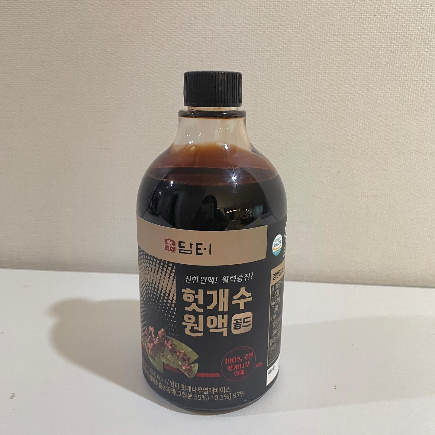 #협찬 
저는 애주가에요.
그러다 보니 술을 자주 마시는데
술을 좋아는 하는데. 항상 담날 머리가 너무아파서
헛개차 자주 사다마셔요,
그런데 매번 술마실때마다 여러병 너무비싸기도했는데

담터에서 헛개차 원액이 있더라구요.

우와. 이거 한병에 1리터 200병 제조가능하다 하니
가성비가 너무 좋은거있죠.

국내산 헛개열매로 원액만 97% 라고 하니
믿고 마셔도 되겠어요.

술마실때 물대신 1리터 만들어놓고 홀짝홀짝 먹었더니
담날 숙취 제로!
대만족입니다요.

그리고 병도 펌프형식이라 두번 누르고 물타면 끝
너무너무 편한거있죠

저랑 같이 술마시던 사람들도 
먹어보고 반해서 다들 따라샀답니다.

술마실때 가볍게 먹기좋은 가성비좋은 헛개차

담터헛개차 추천드려요

구매는 요기 https://smartstore.naver.com/p23/products/6804413353

#담터#담터헛개차#헛개수#헛개차원액#가성비음료#여름음료