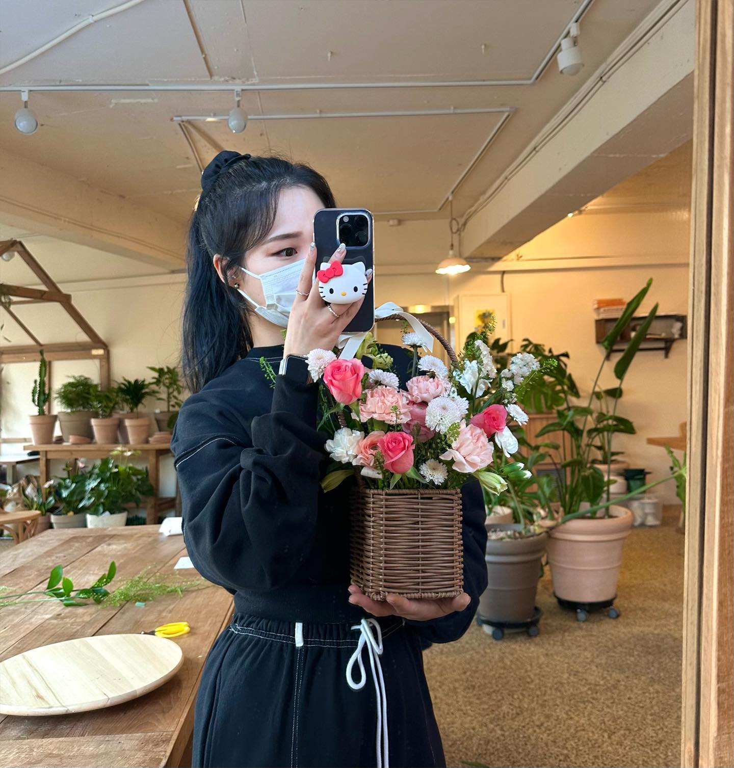 럼스 첫 수업 🪴 꽃바구니
〰️ 하나하나 배워가며 알아가는게 어렵기도 했지만,
신중하게 구도, 길이, 조화 를 맞춰가며 결국 완성 ❕
아무 생각도 안하고 오로지 꽃에만 집중했던 시간
일주일 중 하루, 오로지 나를 위해 쓰는 시간, 그래서 더더 소중한 시간