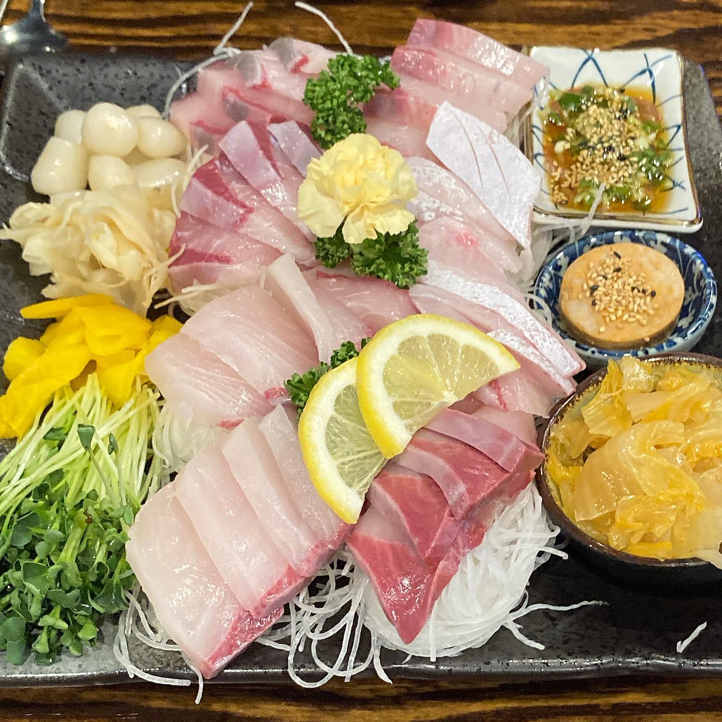 대방어의 계절이 왔다 ,, 아직은 기름 덜 찬게 아닐까 걱정이 무색하게 맛있었던 내 맘속 원탑 횟집 킹피쉬의 대방어 🐟스끼도 다 맛있어서 정말이지 맨날 가고싶은 곳 ~~~~~~
.
.
.
.
#킹피쉬
#화정동맛집
#대방어
.
#도덕의맛따라멋따라_광주