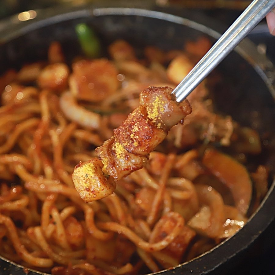 #협찬
대한곱창 군자 직영점!!
대한곱창이 맛있다고 하는데
특히 군자대한곱창 프렌차이즈
본사 직영점이라고 하는 곳이
능동에 있길래 여기로
바로바로 다녀 옴!!

진짜 불맛을 입힌 곱창이라
완전 찐 맛집이여서 좋았는데
사리도 같이 넣어서 먹으니까
진짜 꿀맛이고~
마무리로 볶음밥 까지 먹었는데
볶음밥도 진짜 완전 꿀맛탱!!

곱창이 고소한데다가
불향까지 더해져서 풍미가
확 좋아지니까 최고였음ㅠㅠ
다음에 또 들려야지!!

주소 : 서울 광진구 능동로36길 10

#대한곱창 #군자대한곱창 #곱창 #대창 #소곱창 #곱창맛집 #대창맛집 #소곱창맛집 #매운대창 #불쇼 #좋아요반사 #좋반 #LFL #좋아요폭탄 #선팔하면맞팔 #선팔맞팔 #인친해요 #인친합시다 #인친환영 #인친고고
