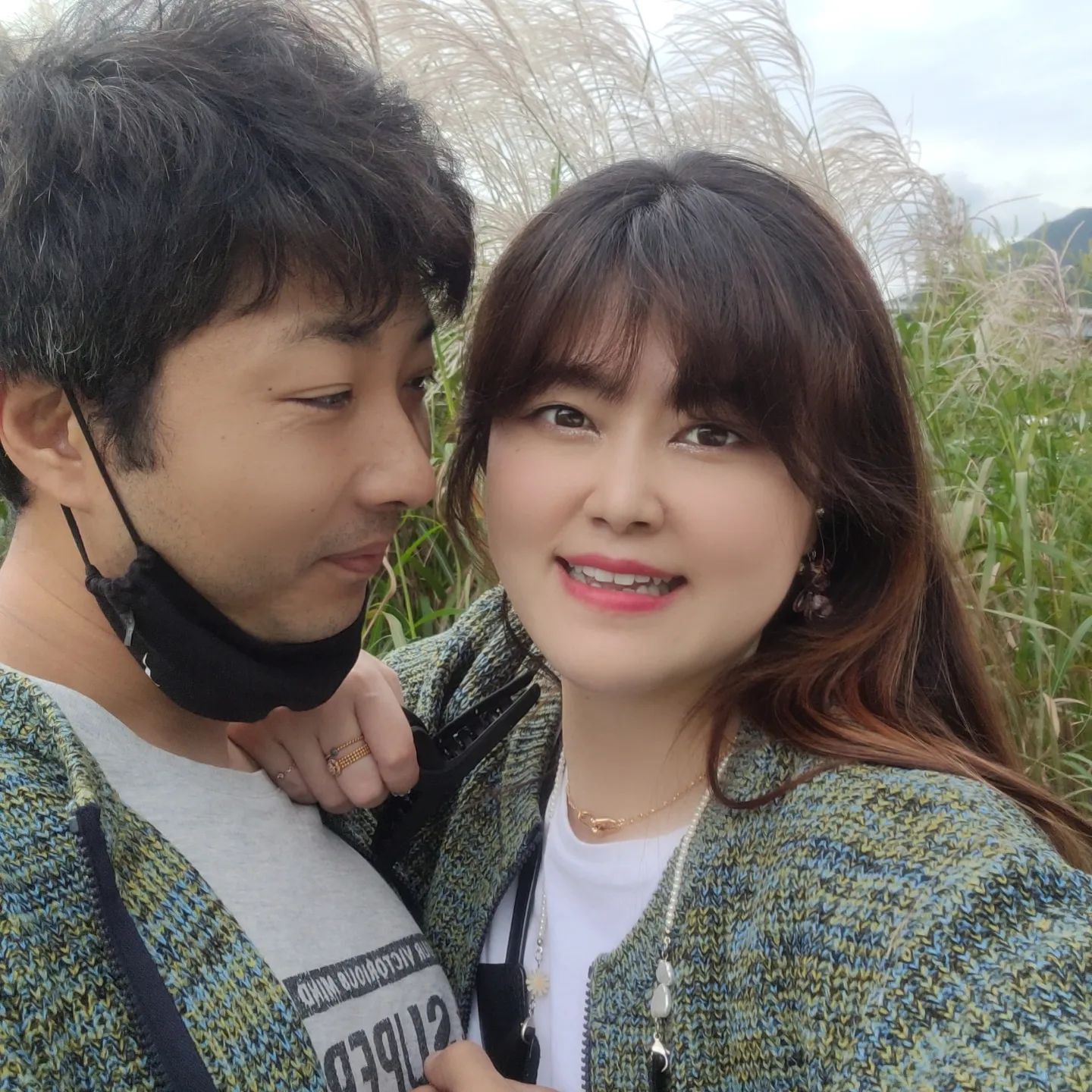 #마음비우기

5번째 발목 수술
지금 시간은 새벽 3시
내일 입원을 앞두고 서울 숙소에서 혼자 묵는 밤..
잠이 오질 않는다..

수술 땜에 신경은 곤두서고
수술 후에도 두달은 휠체어만 타고
세달째부턴 딛지만 목발을 짚고 다니면 
팔에 힘이 많이 들어가서 팔목이 꽤 아프다.

수술날이 가까워질수록 발이 더 아파와서
많이 다니질 못 해 체중도 많이 늘고
자존감도 많이 떨어진 상태..

제일 힘든건 6개월간 병원 생활을 해야된다는거..
어디 다니는거 좋아하는 내가
어디 다니질 못하니
최근엔  사진 찍은것도 없고
예전 사진들만 보고 또 보게 된다

어차피 내가 넘어야 될 산이기에
이제 몇 번 수술하다보니
아픈건 무섭지 않은데
그 시간이 너무 아깝다는거..

재활이 끝나면 그리 하고싶던 복직하니
일 잘하고 있을 그때의 나를 그리면서
단단해지자!!

🧸금요일부터 막상 혼자 가서 하고 오려니
버겁고 겁나서 계속 징징댔는데,  내 징징거림 
다 받아준 고마운 오빠❤️

이제 춥다며 패딩이랑 심심하면 공부하라고 책 갖다준다며 양산에서 서울까지 그거 가지고 오겠다는 진짜 고마운 사람❤️

이번에는 수술 잘 될거라 믿어!!
시간이 걸리겠지만 언능 좋아져서
또 이쁜 커플 사진도 찍고 이쁜거 많이 보러가자

오늘 너무 피곤하고 힘들어서 
고맙다는 표현  많이 못해서 미안!

언제나 내편인 든든한 내 낭군ㅎㅎ 

#고마워
#사랑해
#힘내자
#근데서울왜케추워
#잠못이루는밤
#마음이약해질려고해서
#다짐하는일기같은기록