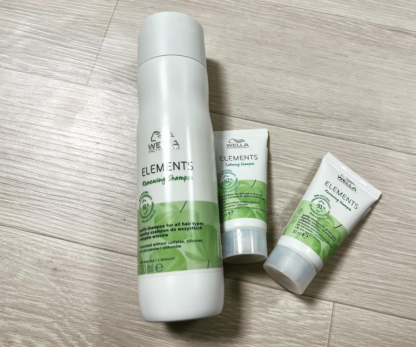 ✿🅲🅷🅴🅴🆁🅵🆄🅻✿⠀
#광고 추워진 날씨때문에⠀
#두피건조, 두피가려움, 탈모 가 더 심해져 ⠀
고민하다가 추천받아 구매한 샴푸⠀
웰라 엘리먼트 리뉴잉 샴푸!!!⠀
⠀
제일 좋았던건 #자연유래성분샴푸 라는거⠀
동물성 성분이 들어가 있지 않아서⠀
두피 자극이 덜하고 두피가 민감한 사람도⠀
사용 할 수 있다!!!⠀
⠀
뚜껑 열었을때 퍼지는 프래시하고⠀
향긋한 향 덕에 기분이 좋아지고,⠀
알로에베라, 비타민E, 올리브에센스가⠀
함유되어 있어 ⠀
#수분공급과 #영양공급, 모발에 부드러움과⠀
윤기까지 더해짐!!⠀
⠀
샴푸할때 거품도 풍성하고⠀
확실히 머리빠짐이 덜하고 자극도 전혀 없음!!⠀
샴푸 후에 머리 말릴때도⠀
낙엽처럼 우수수 떨어지던 머리빠짐도⠀
확실히 덜함!!! 모발도 완전 부드러움!!⠀
⠀
원래 샴푸 잘못쓰면 말리고 나도 가려운⠀
민감성 피부인데 #친환경샴푸 라서 그런지⠀
자극없이 깨끗한 #두피클렌징 효과⠀
본거 같음!!!⠀
⠀
#샴푸용기 도 #재사용플라틱 이라⠀
환경을 생각하는 샴푸라서 더 호감이 감!!⠀
⠀
간만에 #인생샴푸 만난거 같아 기분좋음!!⠀
내돈내산 으로 구매한 오랜만의⠀
#성공적인결과물 !!!⠀
완전히 #강추샴푸 !!!⠀